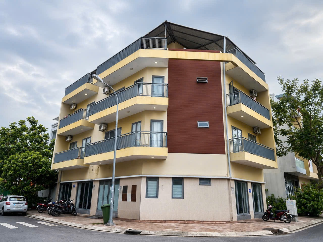 🍁Căn góc 3 tầng 1 tum - 2 mặt tiền đường số 2 và đường 8A - KĐT Hà Quang 2 - dòng tiền 30tr/tháng💰Giá : 17.5tỷ🍁
• Diện tích : 171.8m2 ôm góc 2mặt tiền rộng