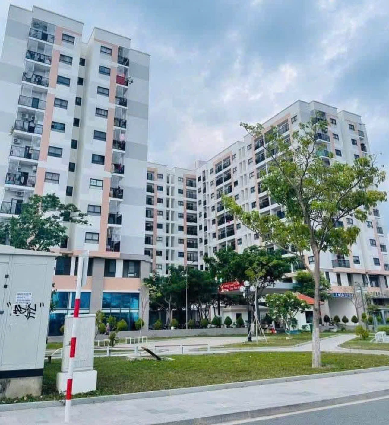 🔴 Bán căn góc chung cư XH1  - PhướcLong - Nha Trang
👉 căn góc 2 ngủ 1vs 2 góc ban công thoáng . 
       • diện tích 70m2 nhà trống không nội thất . 
       •  tầng 9 cao thoáng đẹp view pháo hoa và toàn bộ dự án sun group . 
👉 giá bán nhanh chỉ : 2 tỷ