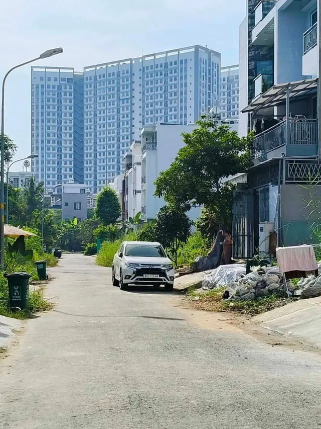 NHÀ MẶT TIỀN 4 TẦNG VIEW CÔNG VIÊN -  KDC INTRESCO - BÌNH CHÁNH -DTSD 258M2-CHỈ 8,4T