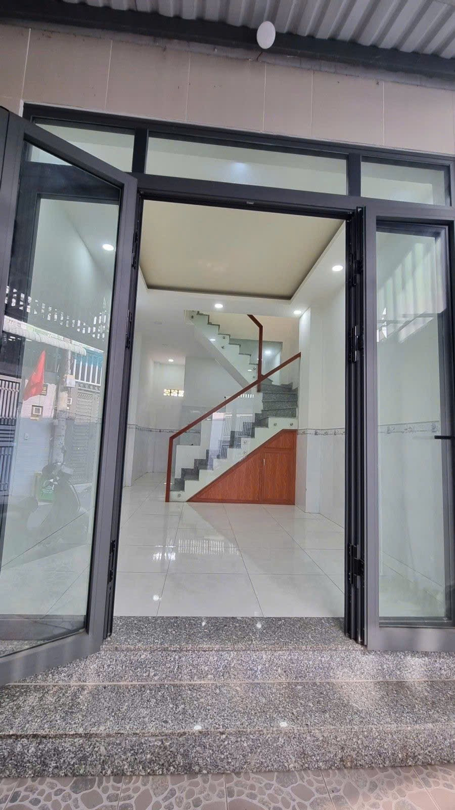 NHÀ 2 TẦNG ĐÚC THẬT GẦN PHẠM VĂN ĐỒNG, SÁT CHỢ HIỆP BÌNH, HẺM Ô TÔ TỚI CỬA