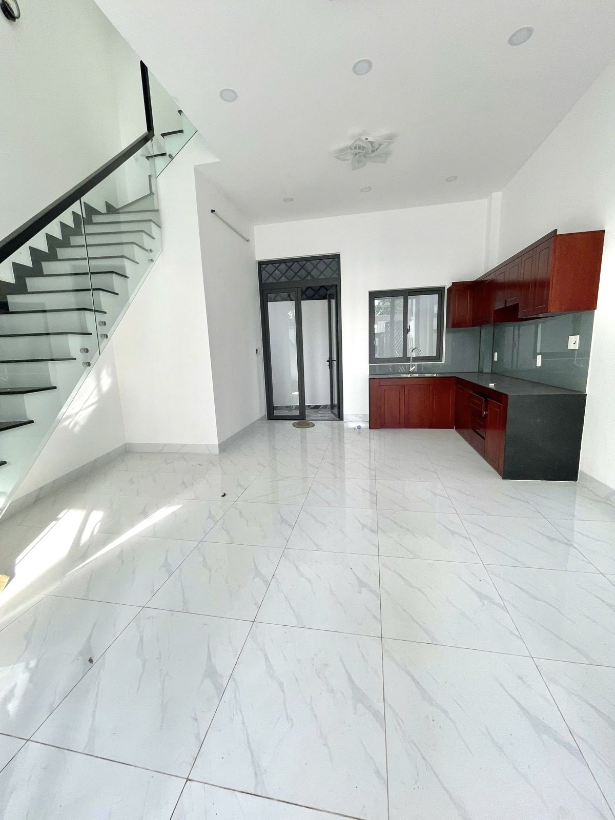 🚗 BÁN NHÀ 3 TẦNG MỚI - 61M2( 4/6*14), NỞ HẬU - HOÀN CÔNG - 4PN, 3WC - GIẾNG TRỜI, BAN CÔNG - NHÀ MỚI XÂY - HẺM XE HƠI - GẦN VINHOM - LONG BÌNH, THỦ ĐỨC.