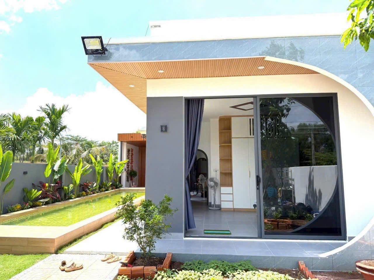 Bán căn nhà vườn hồ bơi mát mẻ
Giá bán : 3 tỷ 900 triệu - thương lượng
Diện tích 342m2 thổ cư 100m2 ngang 10m góc 2 mặt tiền