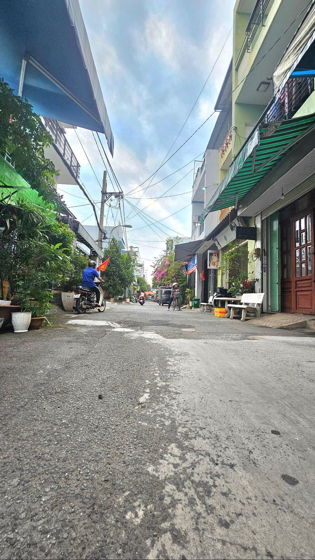 BÁN NHÀ ĐẸP CẠNH TÂ.N KỲ TÂN QUÝ - HẺM XE HƠI - ( 4.5X12M )
