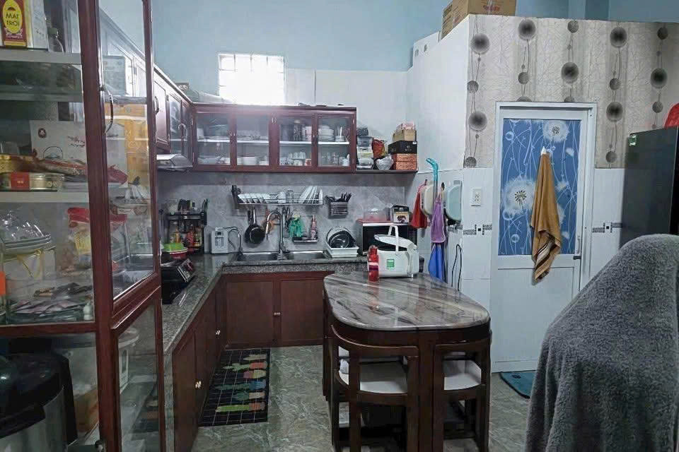 Vỡ nợ bán gấp căn nhà 1 sẹc ở đường suối lội,  DT 149m2, giá chỉ có 950 triệu, SHR.