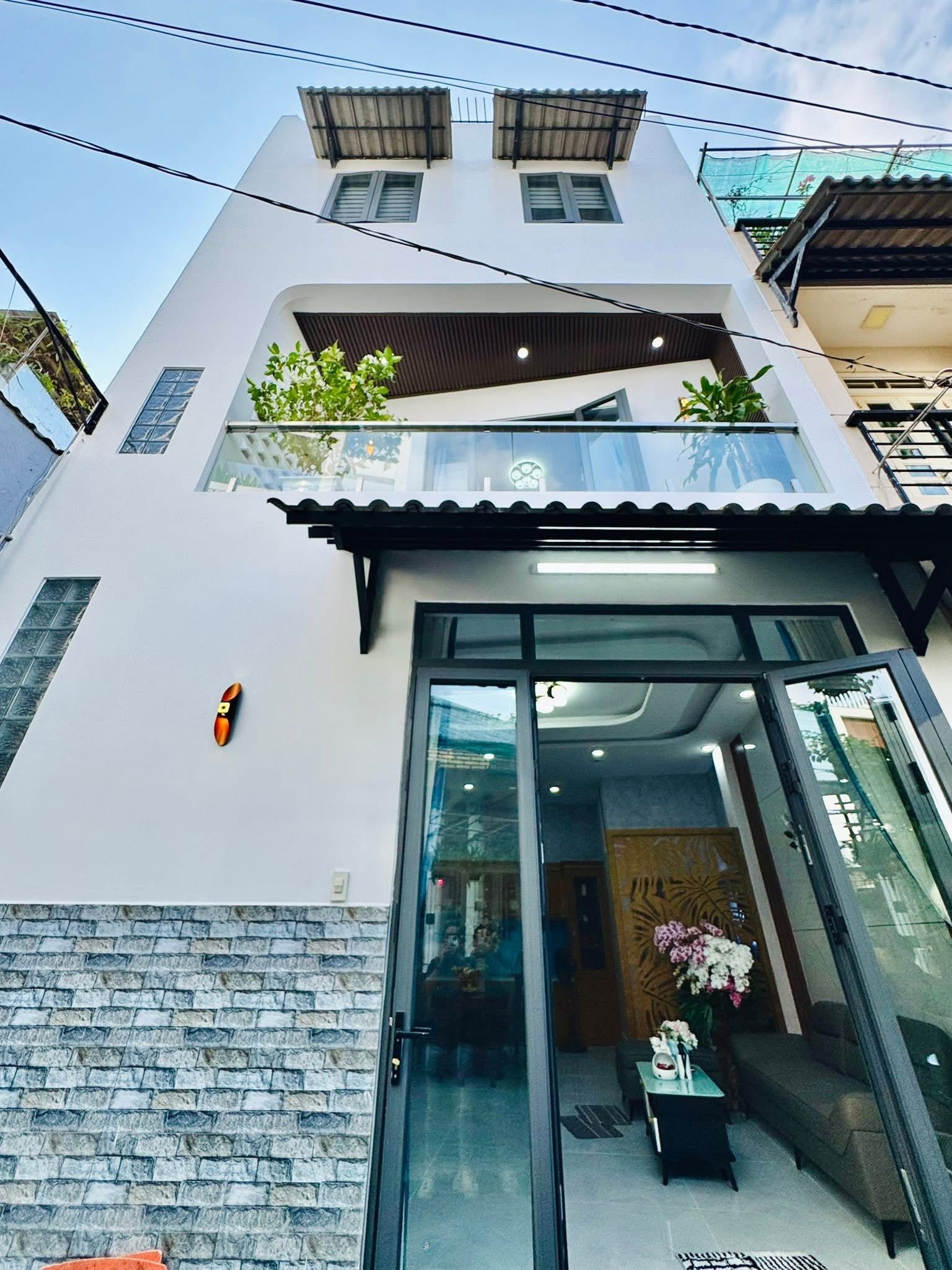 Bán nhà khu vực buôn bán nhộn nhịp. Tạ Quang Bửu, p4, Q8. Giá 3 tỷ 2. Cho thuê 29tr/tháng, DT 75m2. hẻm 8m. Sổ Hồng Riêng Chính Chủ