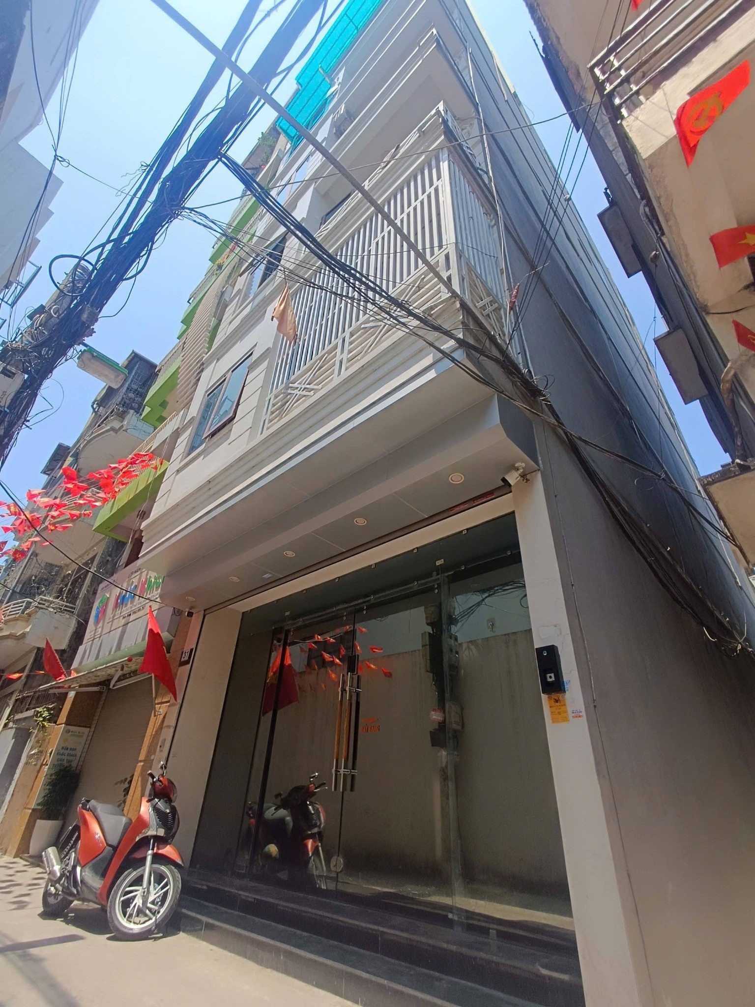 BÁN TÒA NHÀ CHDV PHỐ TAM KHƯƠNG. 105M2 - 7 TẦNG. THANG MÁY. LÔ GÓC. 13 PHÒNG KHÉP KÍN.