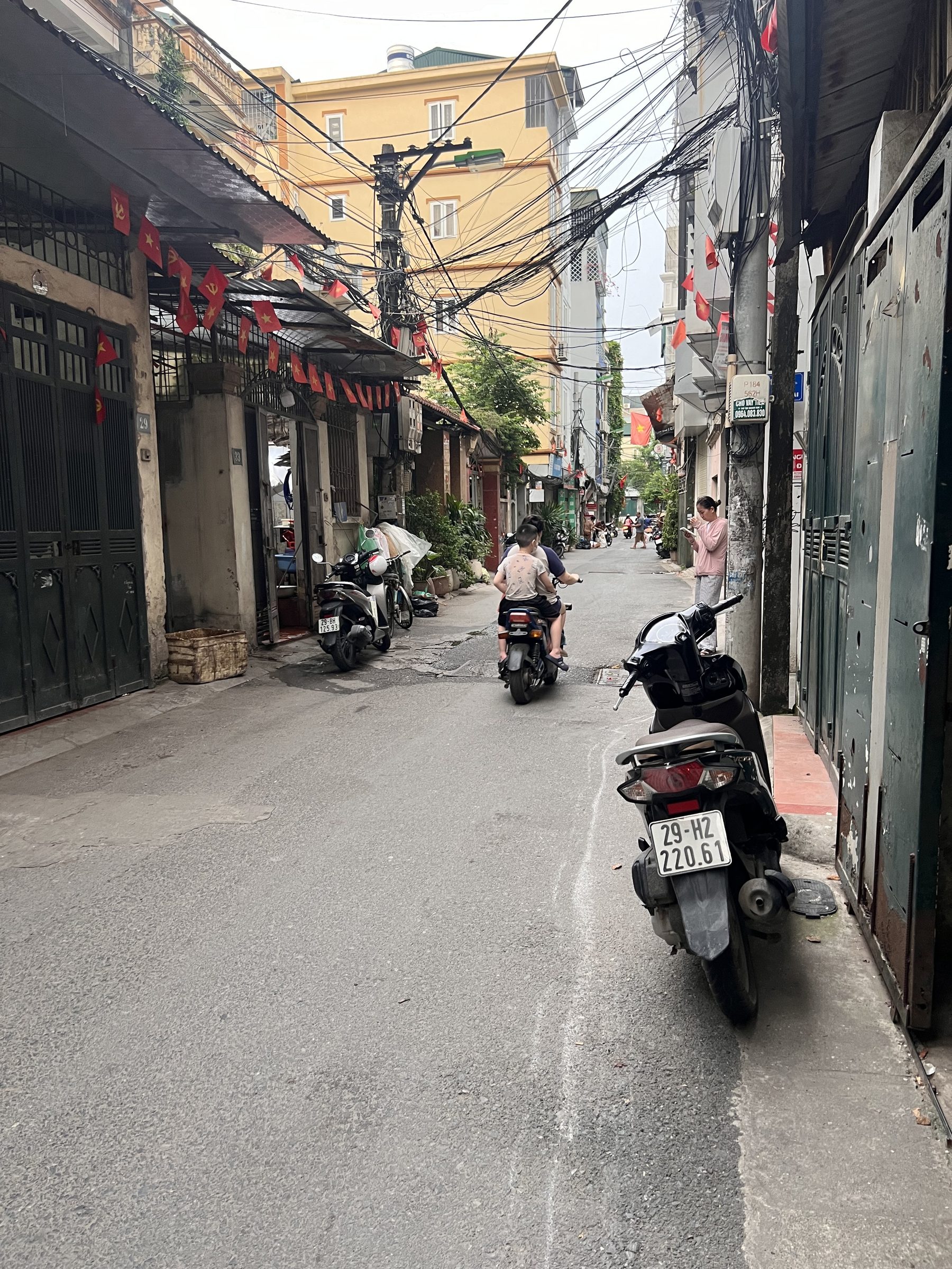 Tân mai hoàng mai bán nhà 50m xây 4 tầng oto đỗ cửa ngõ thông nhiều phía rất tiện di chuyển lên phố cổ