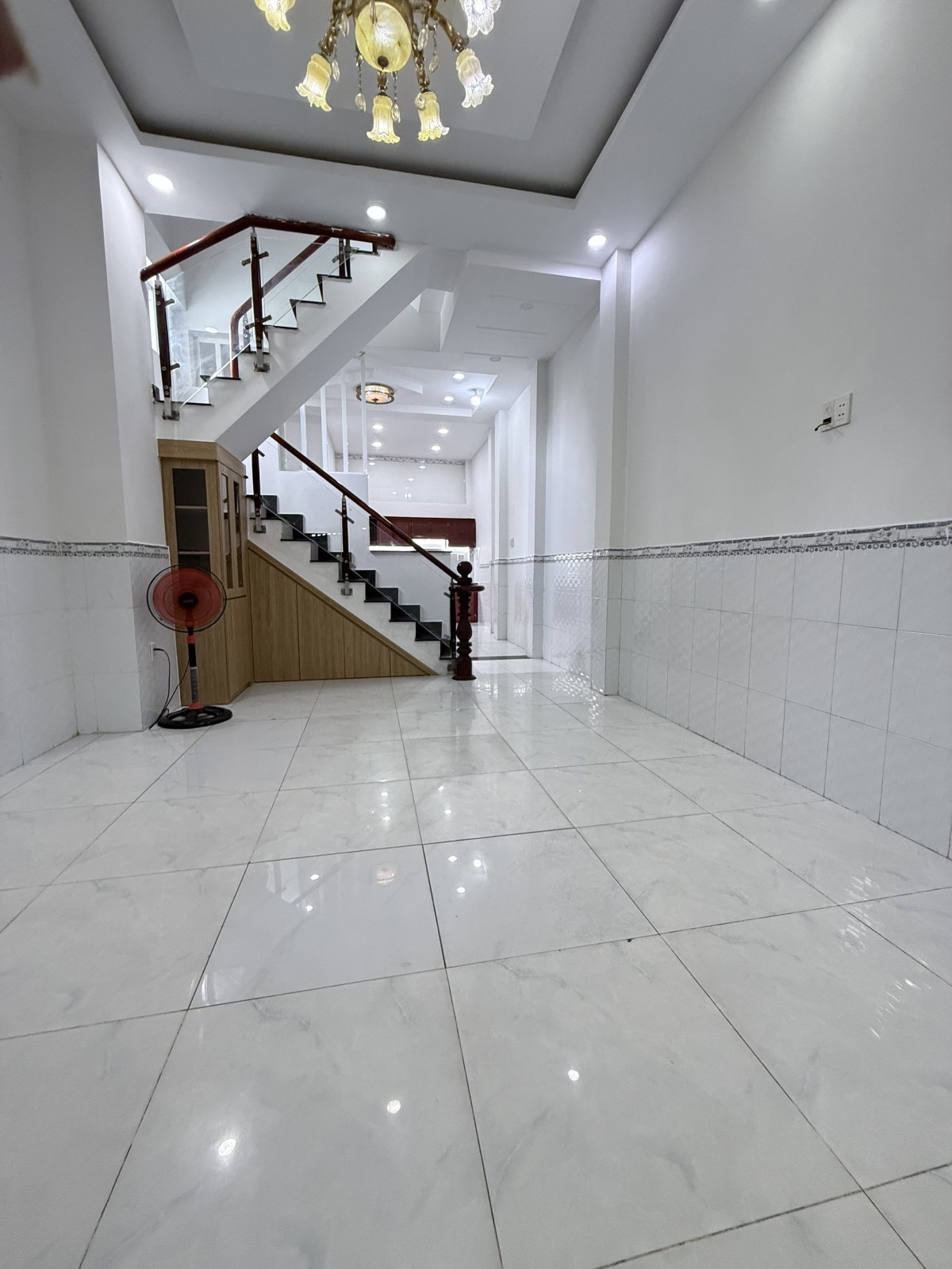Nhà phố ngang nở hậu 5pn gần ĐH Tài chính marketing