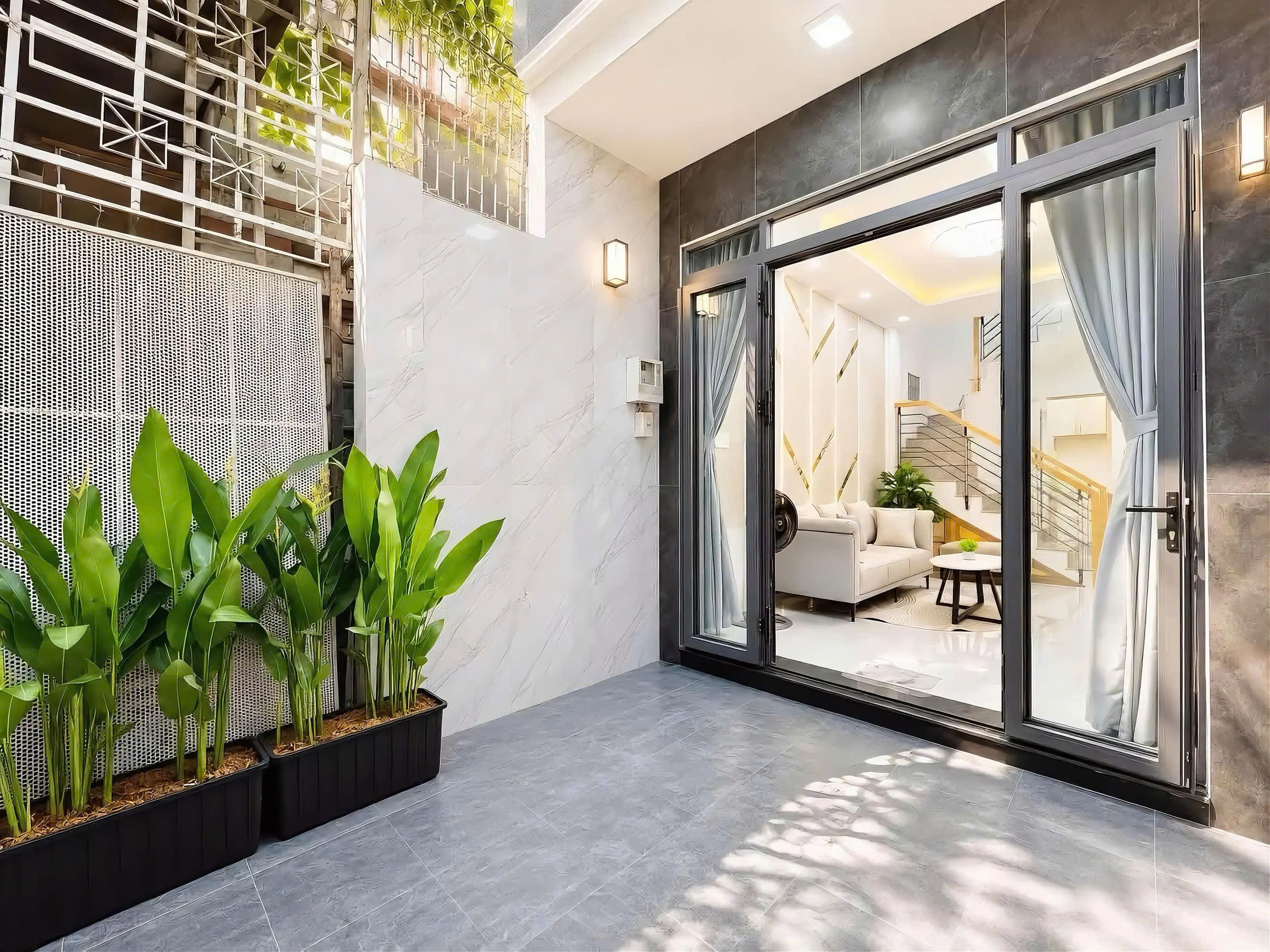 Nhà hoa hậu 28m2 đường Tân Thới Hiệp 15 gần bệnh viện Quận 12. Có 2PN 2WC, ban công, sân để xe, vườn nhỏ. Giá 1,3 tỷ (còn bớt)
