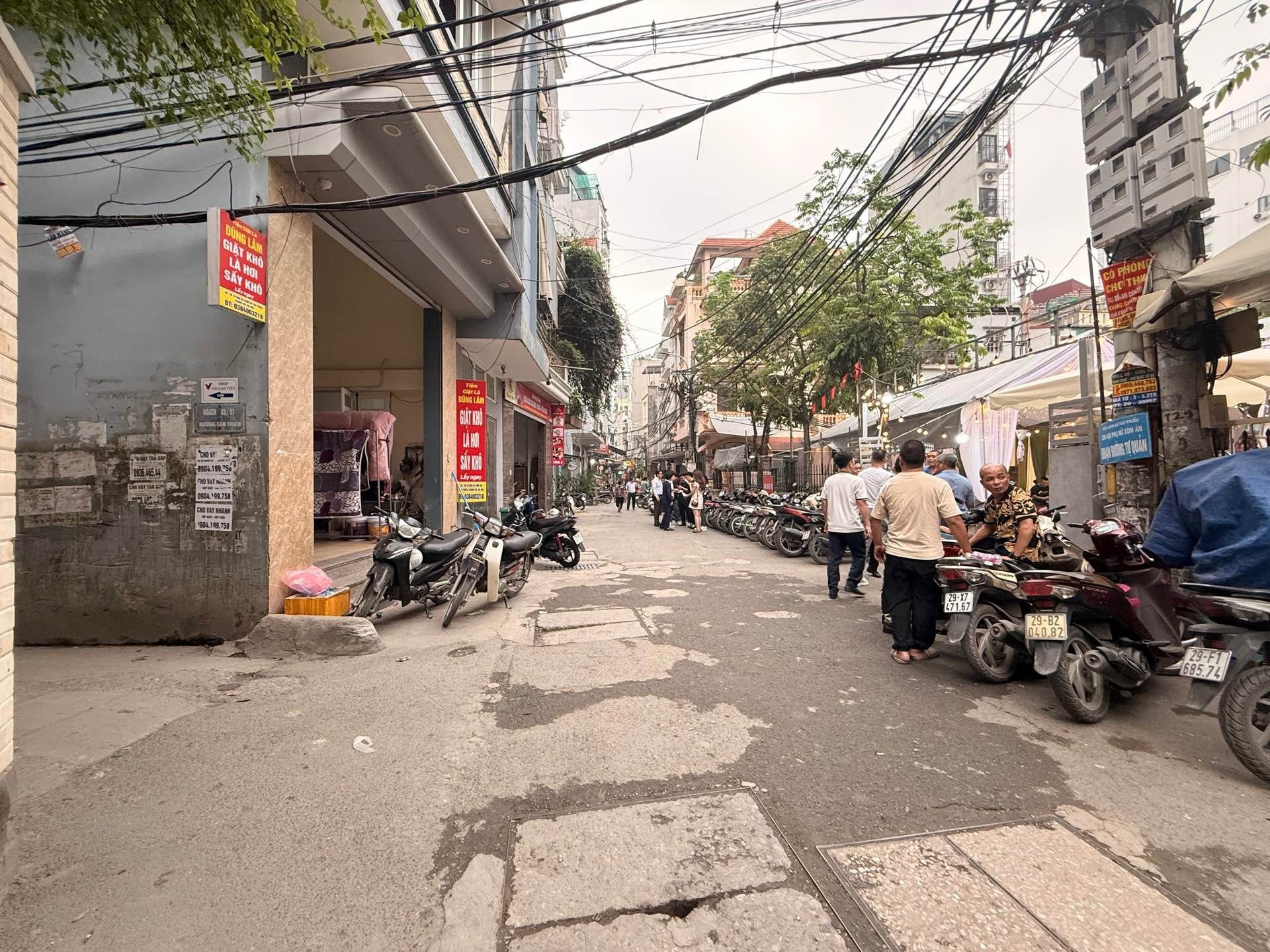 Tòa CCMN 8 tầng thang máy , mặt ngõ thông kinh doanh đang cho thuê 90tr/1 tháng