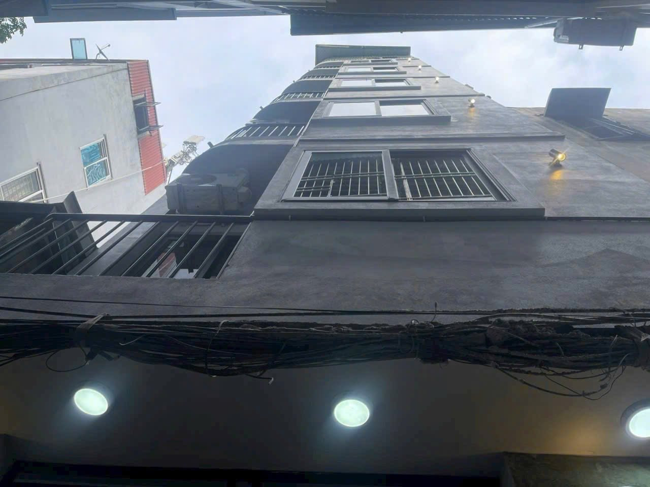 BÁN TÒA NHÀ CCMN NGÕ 83 ĐƯỜNG TÂN TRIỀU. 45M2 - 8 TẦNG. THANG MÁY. 12 PHÒNG CHO THUÊ.