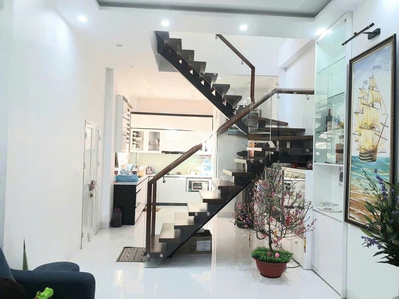 Cho Thuê Nhà Ngõ 2 Đường Tăng Thiết Giáp - Đông Ngạc - BTL/ 40M² 4 Tầng 5 Ngủ - Nội Thất CB - Ô Tô con Đỗ Cửa - Giá Thuê 11tr