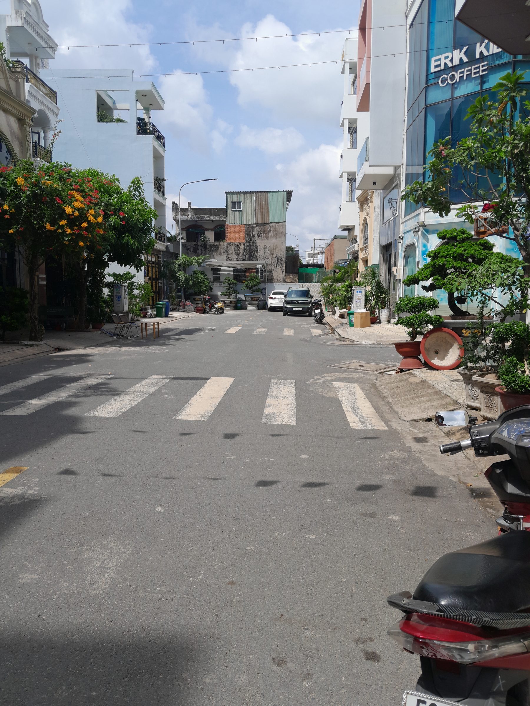 NGAY TRỤC ĐƯỜNG LỚN  QUỐC LỘ 1A NHÀ  XÂY MỚI TẶNG  NỘI THẤT. 
DT :60M²  CHỈ  HƠN 7 TỎI. 
Nhà  5 tầng 5PN ban công thoáng  mát .phòng  khách ,bếp, nội thất  thiết  kế tây Âu sang trọng, chủ tặng toàn  bộ  nội thất  cho khách  có  thiện  chí. 
Ngay trục 