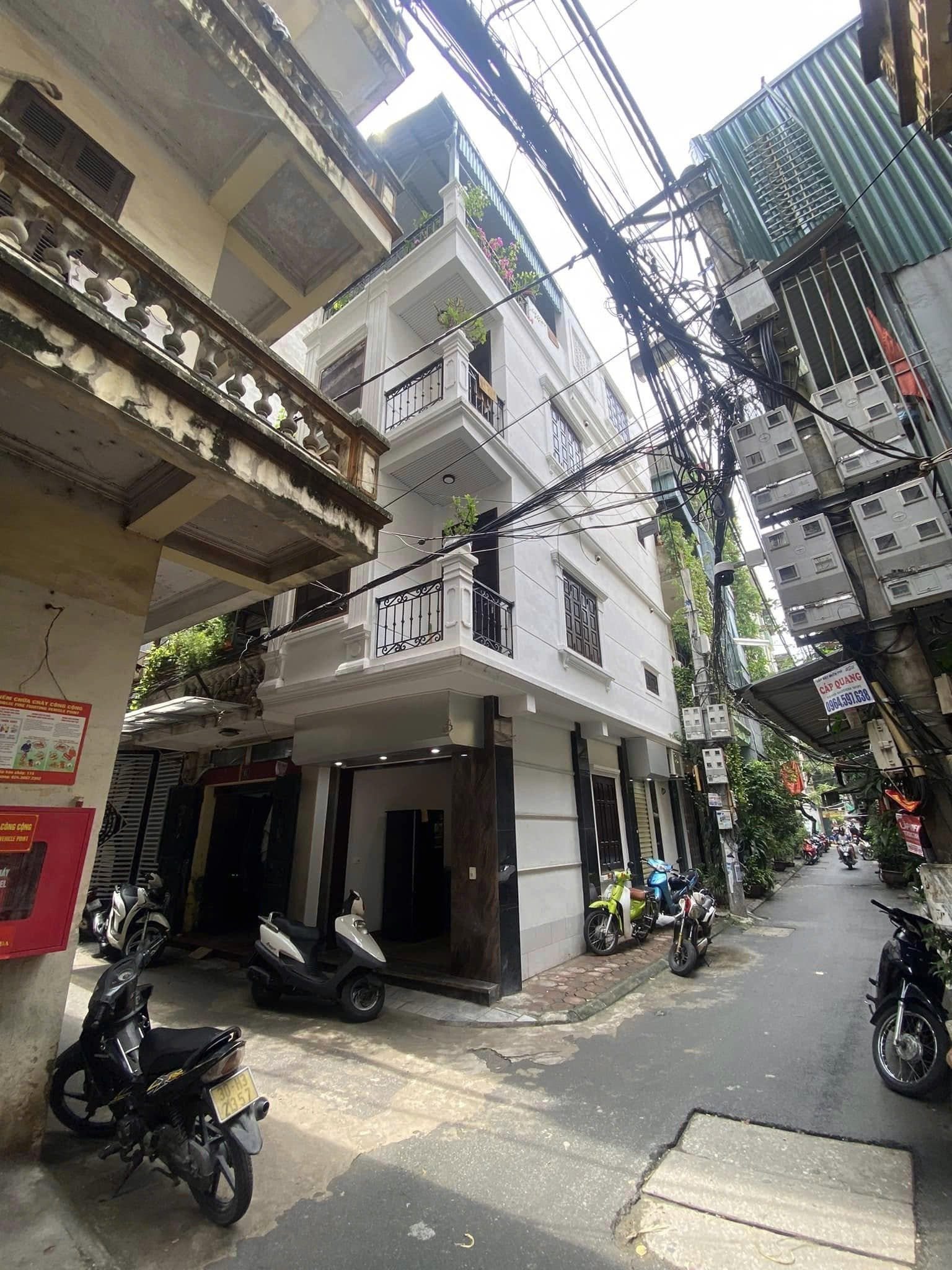 Cho thuê nhà tại ngõ 112 Tây Sơn Đống Đa HN
Diện tích 32m x 4 tầng .
Tầng 1 kinh doanh -15tr/1tháng
