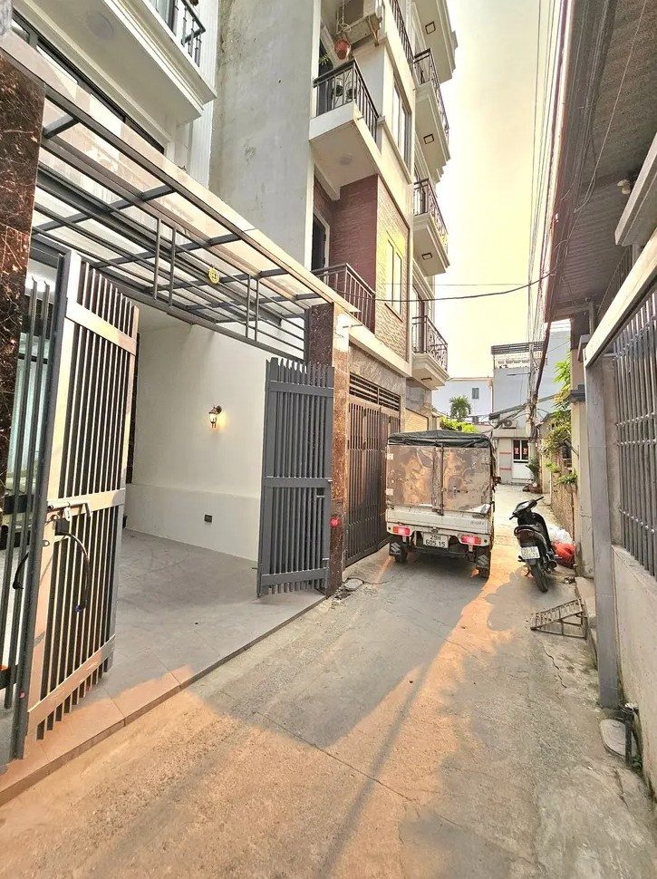 BÁN NHÀ THẠCH BÀN GẦN AONE 70m OTO ĐỖ CỬA NHÀ 2 THOÁNG
