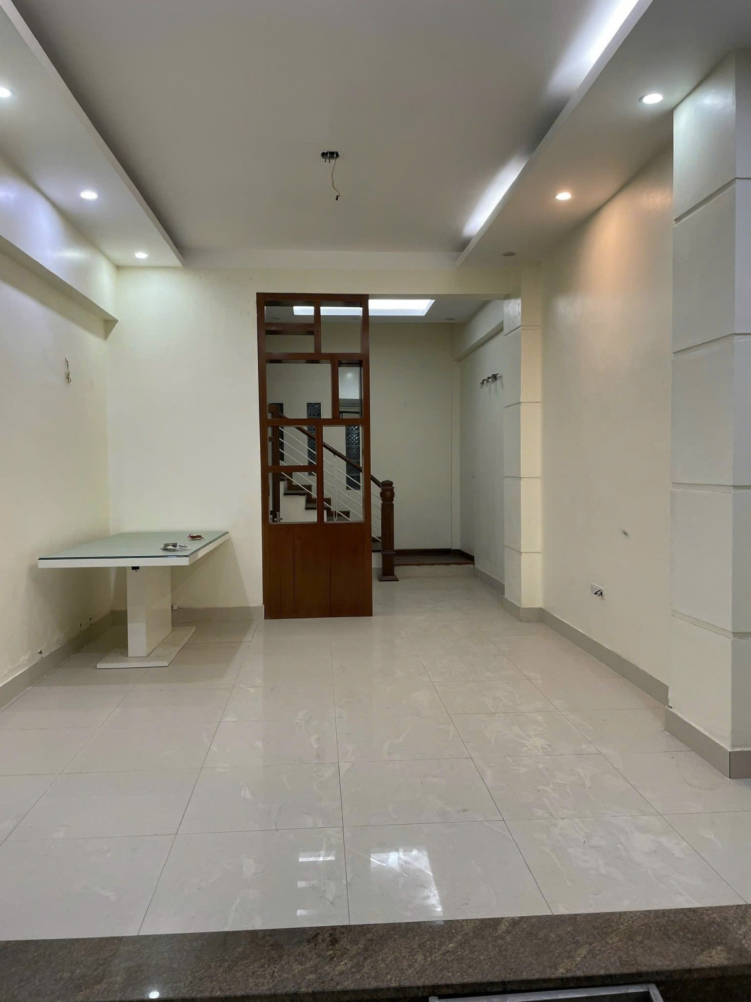 Cho thuê nguyên cănngõ 117 Thái Hà hướng Tây Bắc.
Diện tích 45m² x 5 tầng-26tr/1tháng