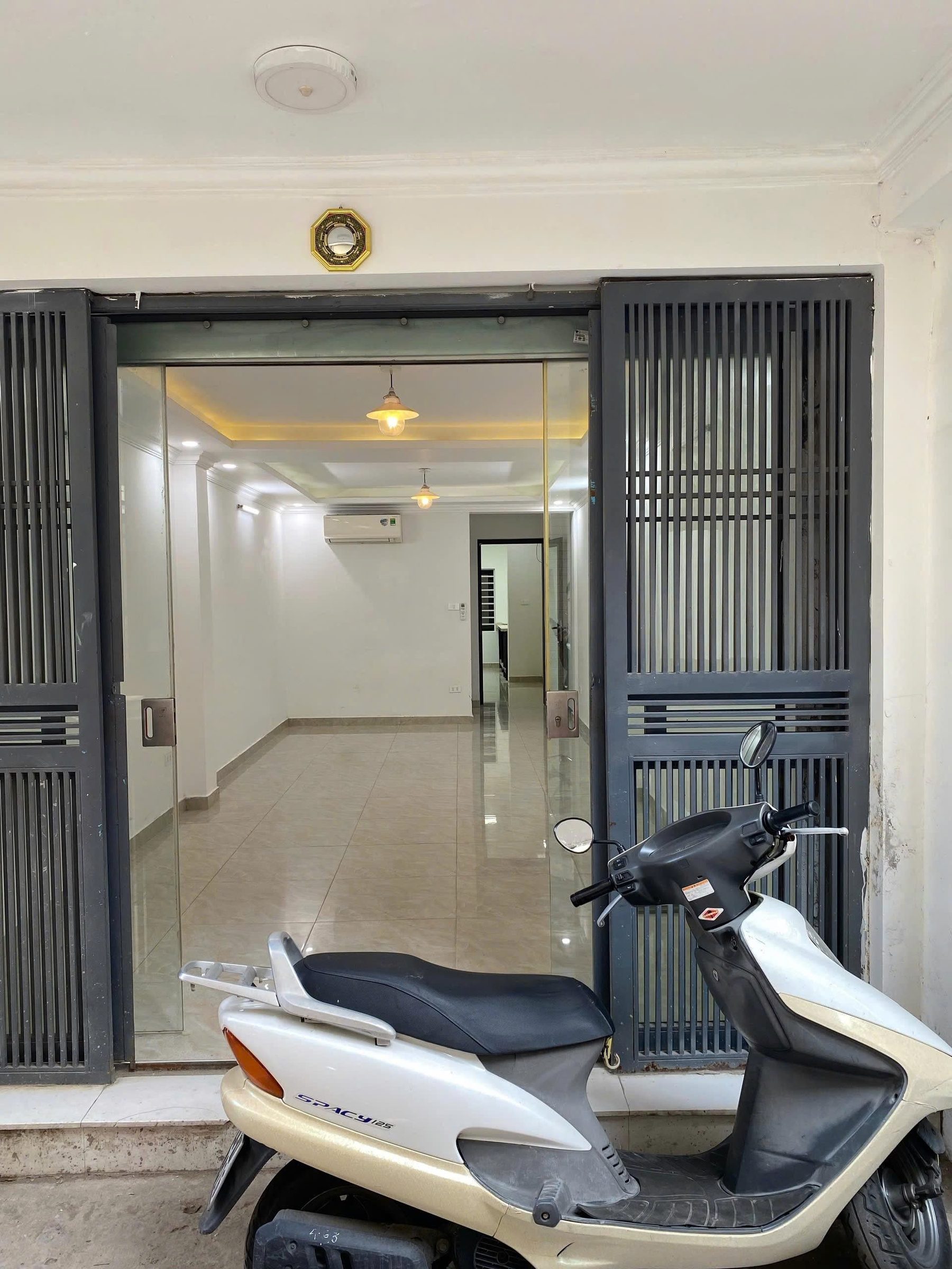 cho thuê nhà nguyên căn ngõ Thái Hà Đống Đa Ô tô dỗ của
Diện tích: 50m x 3 tầng  - MT 3,5m 20tr/1tháng có TL