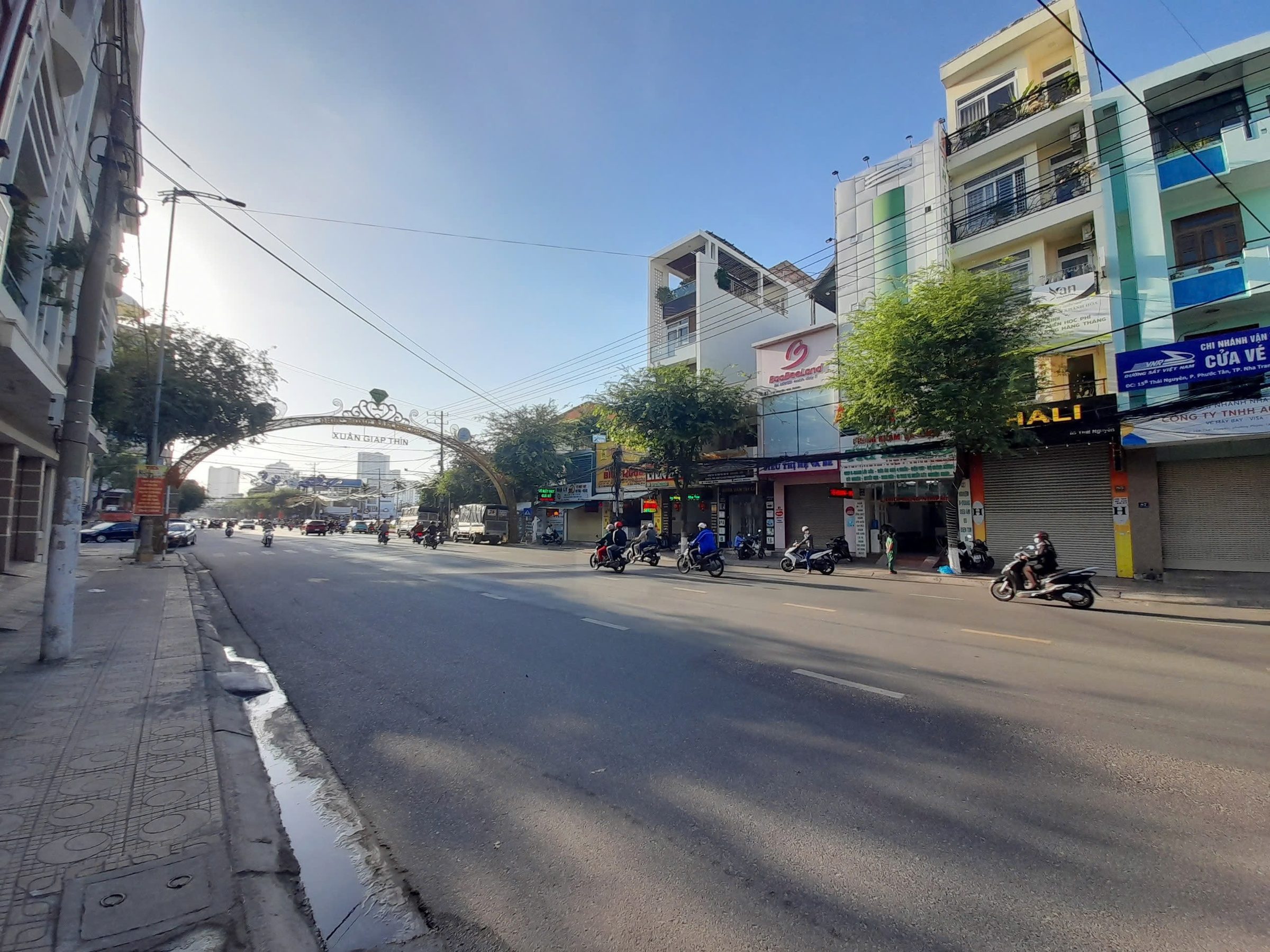 + Bán nhà 5 tầng có thang máy mặt tiền Đường Thái Nguyên, Phước Tân, Nha Trang.
+ Nhà 5 tầng gồm 1 trệt 4 lầu 5 phòng ngủ, 6 toilet nằm mặt tiền Đường Thái Nguyên đối diện công viên 23/10 , Đường trước nhà rộng 25 mét, vừa ở, vừa kinh doanh, buôn bán, mở