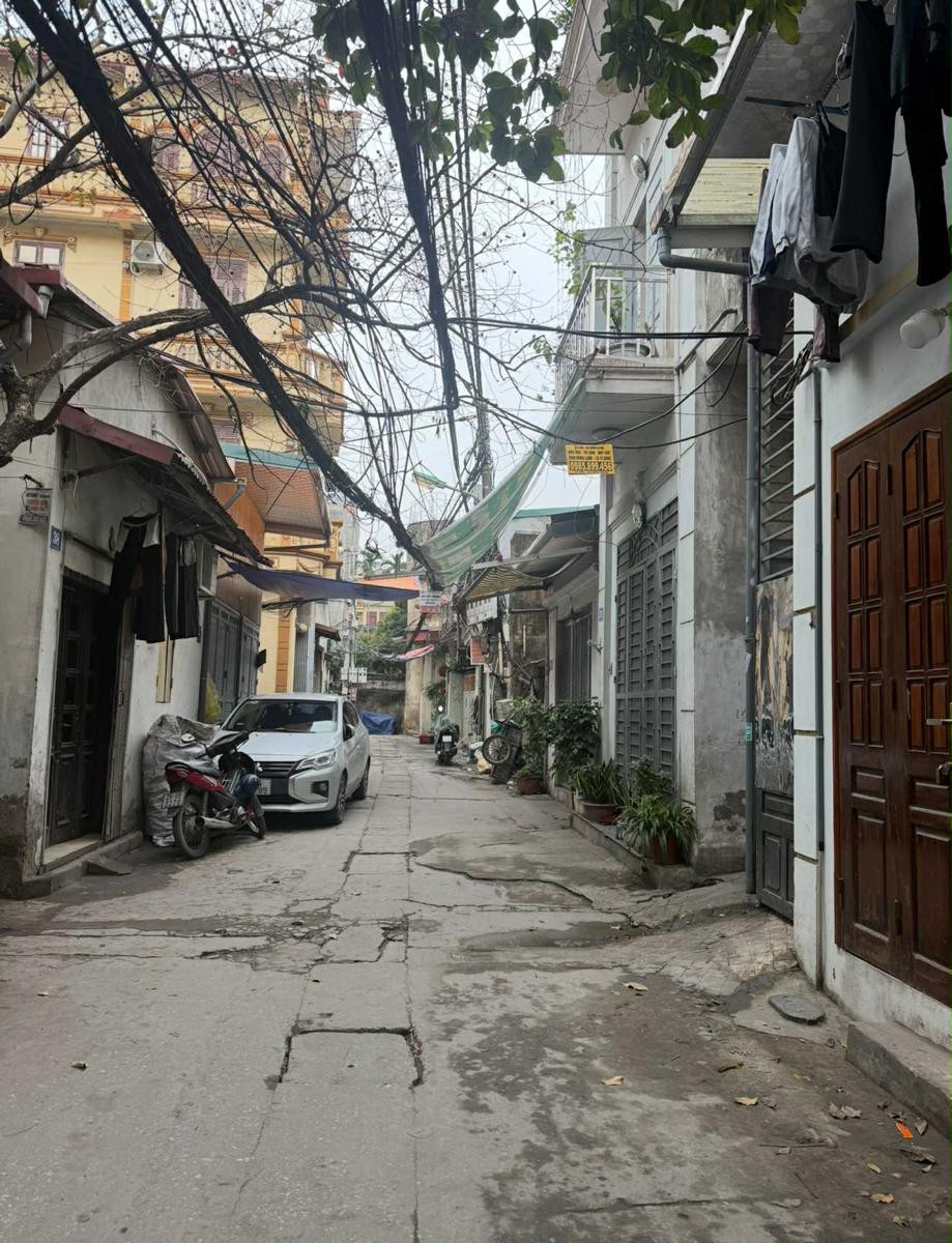 Hơn 5tỷ có thương lượng bán nhà dân xây ngõ oto,  43m2 4 tầng,  cầu thang giữa