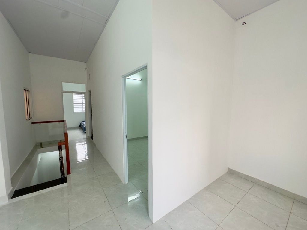 Cần bán nhà hẻm 19 Thạnh Lộc 37, Phường Thạnh Lộc, Quận 12. Diện tích 6x12m, nở hậu 48/72m², nhà 1 trệt 1 lầu, 3 phòng ngủ, hẻm ô tô, sổ hồng riêng
