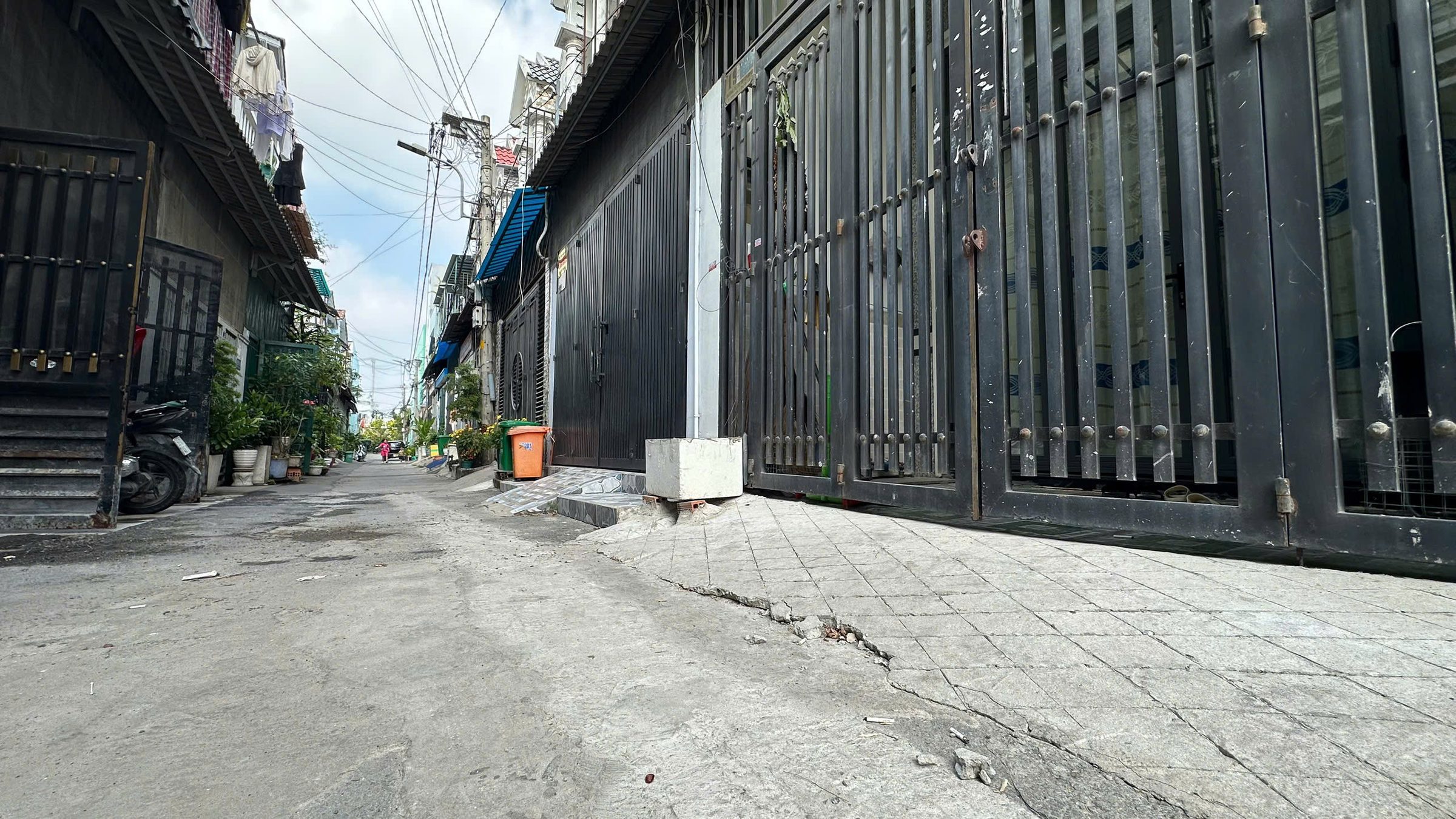 NHÀ ĐẸP NGANG 6M, QUẬN 12 - HẺM XE HƠI ĐẬU CỬA - TẶNG FULL NỘI THẤT - GIÁ CHỈ 4.35 TỶ