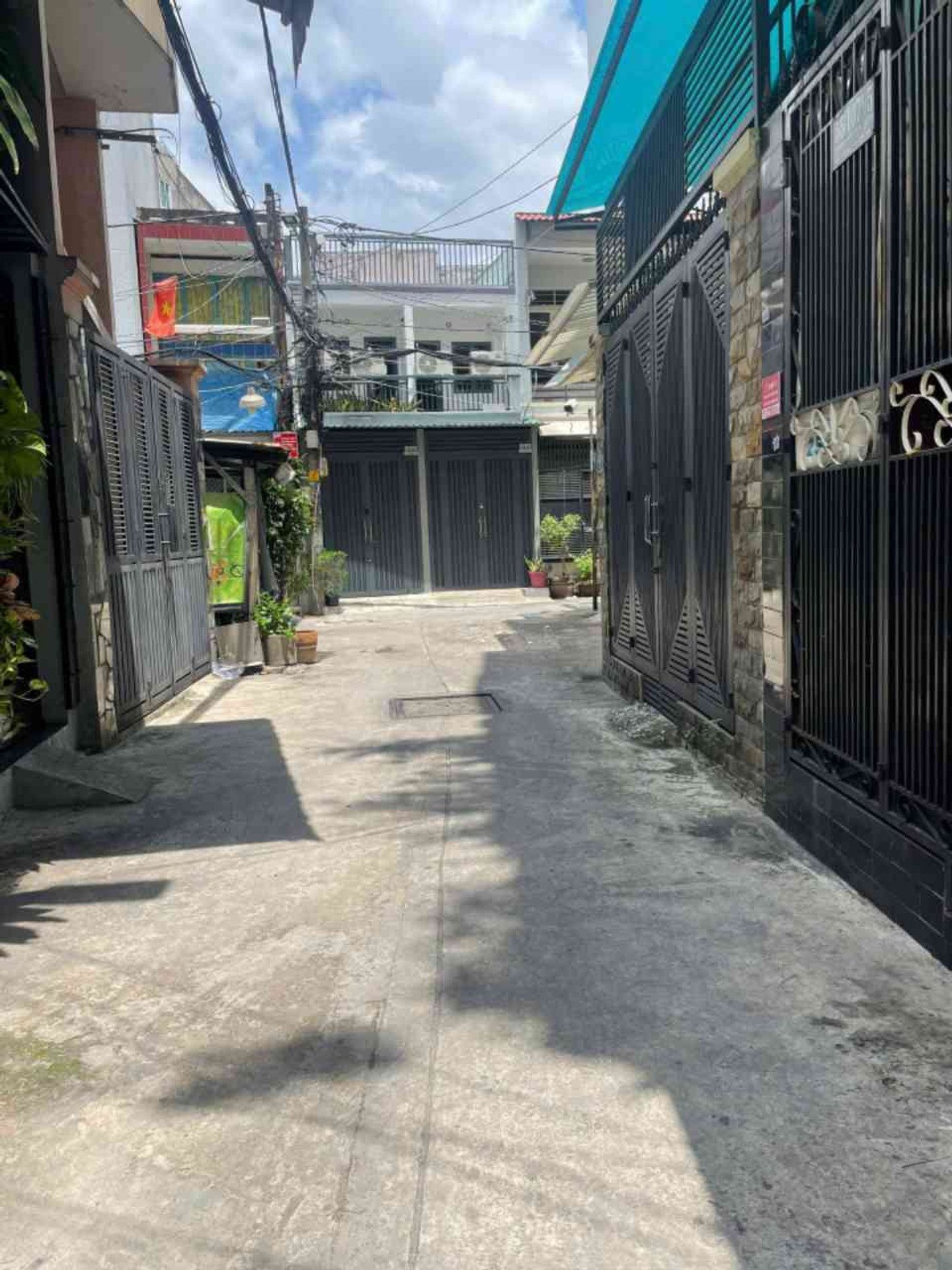 Bán nhà 2 tầng sát mặt tiền Lạc Long Quân - 48m2 - Oto đậu cửa - Nhỉnh 6 tỷ