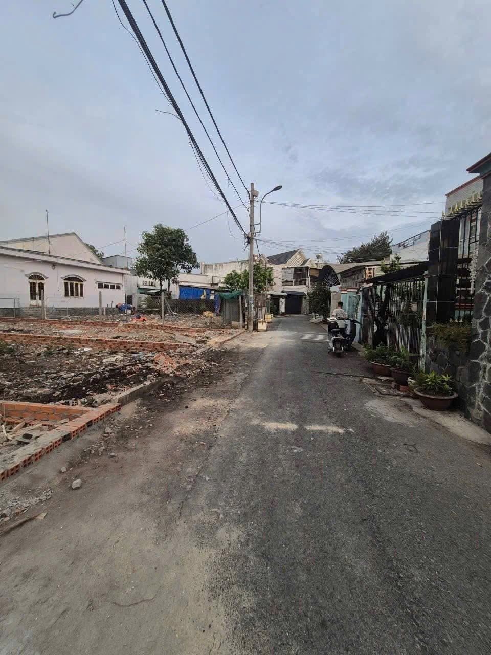 Đất tiềm năng chưa đến 3 tỷ tại Đường Thanh Niên! Đối diện Vin Hóc Môn. Xây dựng kinh doanh buôn bán ngay và luôn!