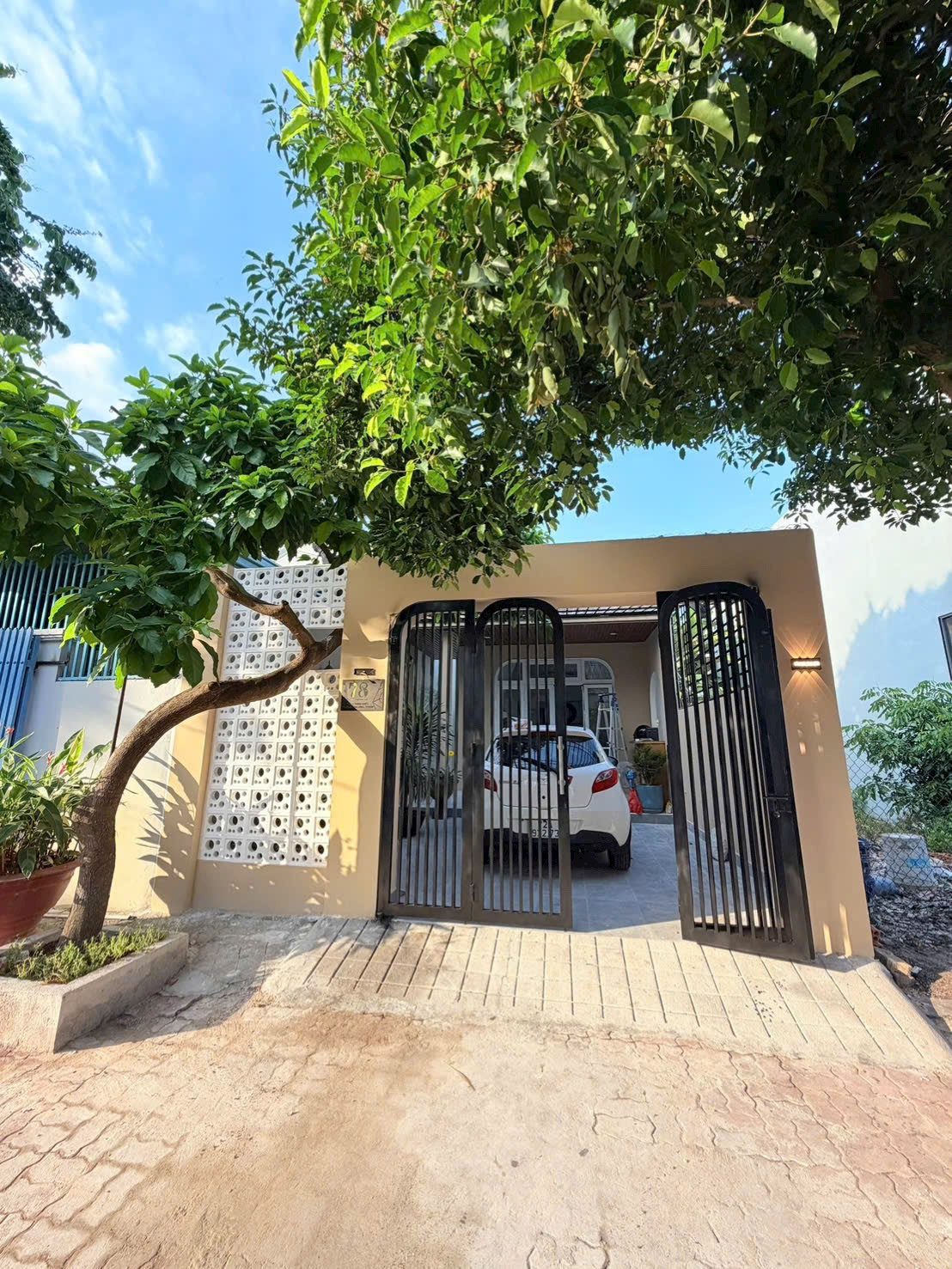 BÁN CĂN NHÀ XINH – CHỈ CẦN XÁCH VALI VÀO Ở
Diện tích: 5m x 25m2 = 125.6m2, full thổ cư.
🧭 Hướng nhà: Tây Bắc.
💵 Giá công khai :3.6 tỷ thương lượng chủ