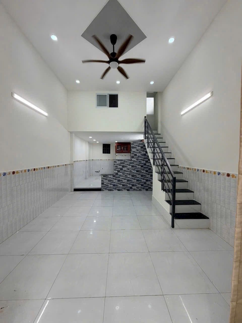 Nhà đẹp 2/ ngắn Đường Thới Hoà Vĩnh Lộc A. 
DT: 4*11m đúc lửng 1pn 2 wc .