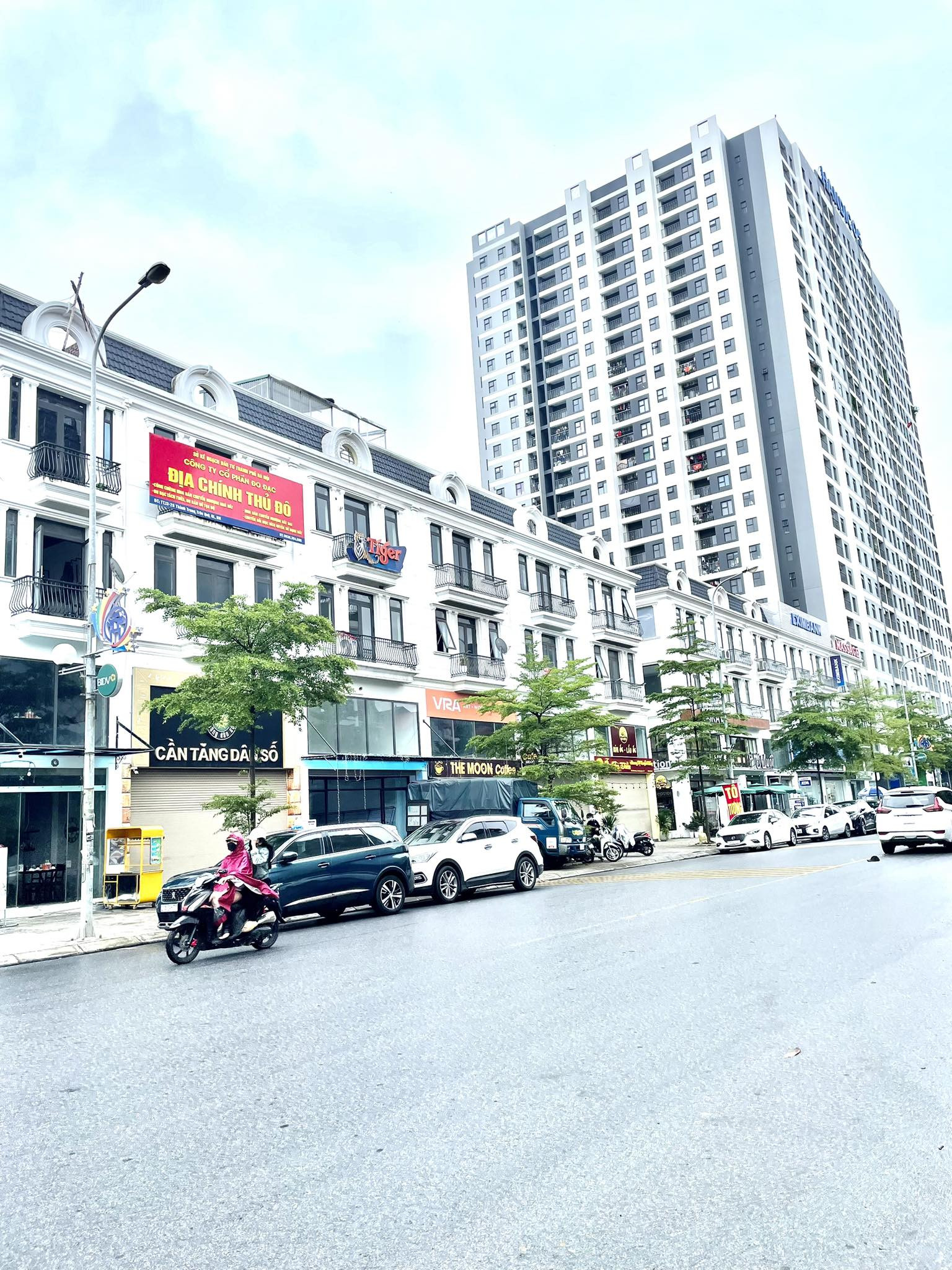 Cho thuê nhà nguyên căn, MBKD lô góc 4,5 tầng 100m2 đường 15m vỉa hè gần hồ Gia Lâm