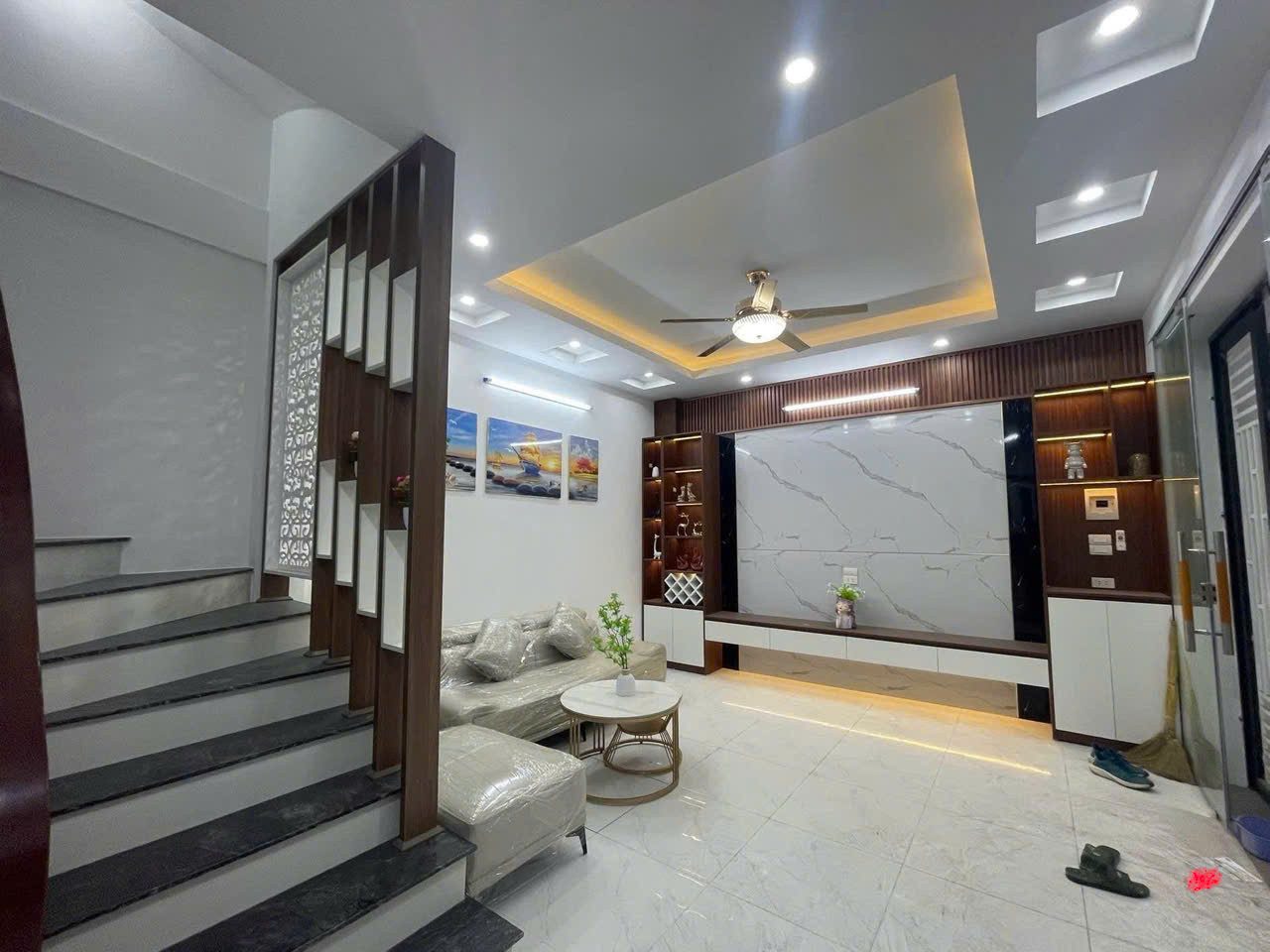 Bán nhà Việt Hưng, Long Biên 31m² 7 Tỷ 15, Ngõ Nông, Gần Ô tô tránh, Tặng Nội thất Cơ bản