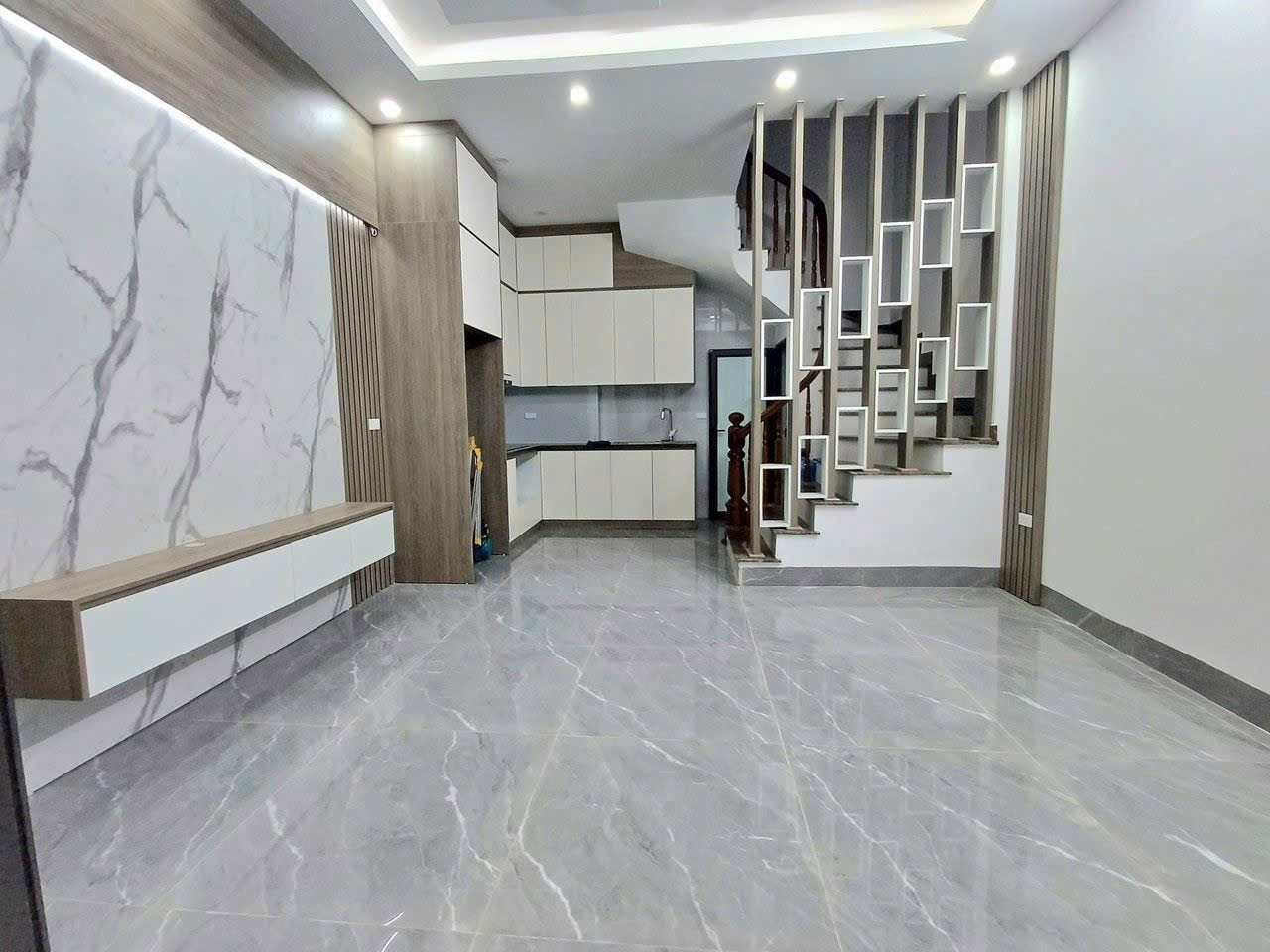 NHÀ ĐẸP GẦN PHỐ, Ở SƯỚNG,CHO THUÊ CAO. GẦN CHỢ TRƯỜNG HỌC V VIỆN.