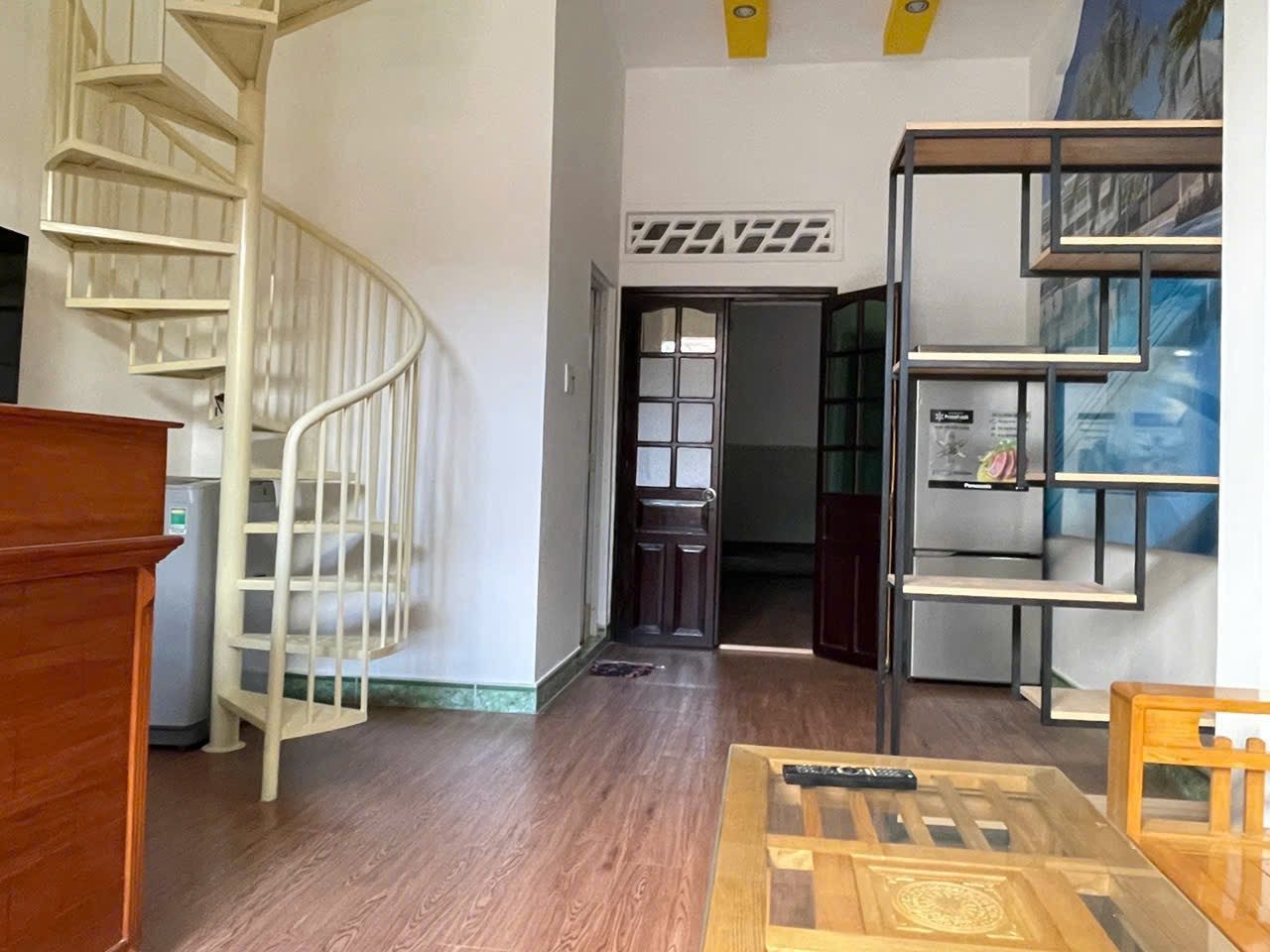 🏡BÁN NHÀ THỦY XƯỞNG - TRUNG TÂM NHA TRANG - GIÁ TỐT
Diện tích: 55,5m^2 (Diện tích thực tế sử dụng riêng 38,3m^2).
Hướng: Tây Nam.
Thiết kế: Nhà cấp 4/Nhà ở riêng lẻ trung tâm phố.
Đường rộng: Hiện trạng đường nhựa, quy hoạch rộng 16m.
Tiện ích: Sát v