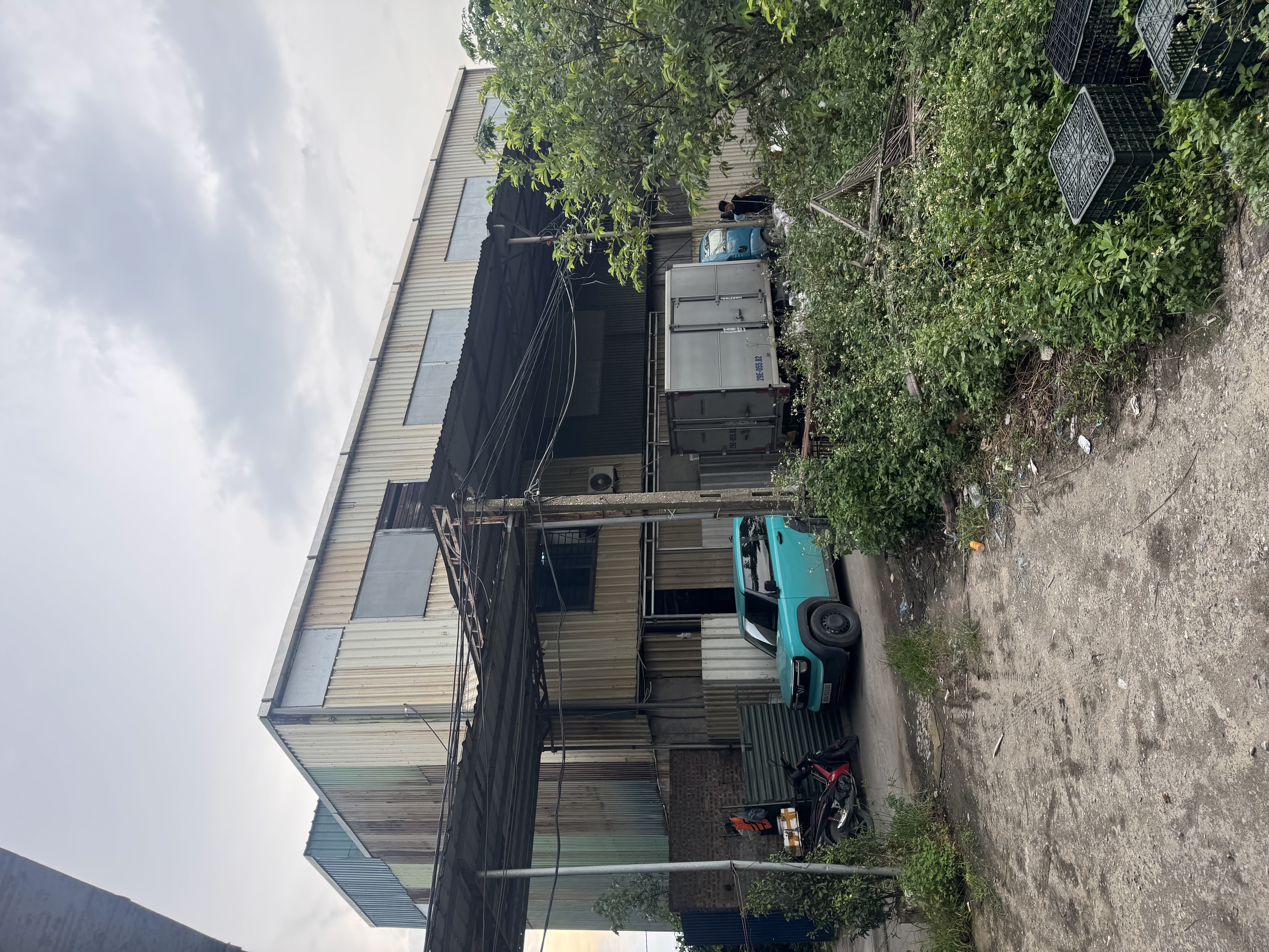 Chính chủ bán 3 lô đất thổ cư đã có nhà xưởng khùng sắt tiền chế 4 tầng điện 3 pha sản xuất vị trí thoáng mát hướng đông nam đường nhựa xe to vào tận xưởng phù hợp làm xưởng máy,cơ khí .v.v.