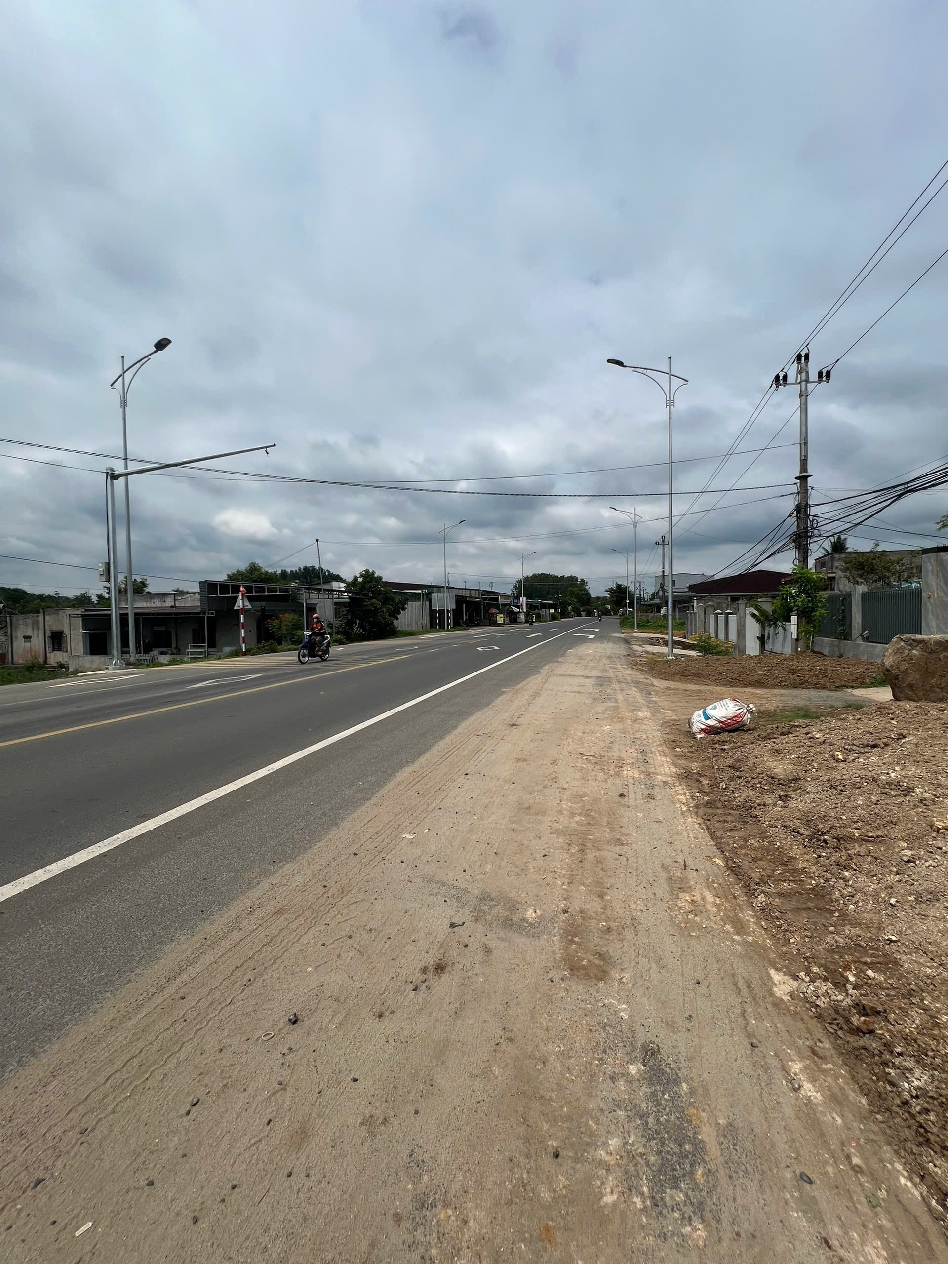🔥 ĐẤT THỔ CƯ 5x30m – CHỈ 5XX TRIỆU 🔥

📍 Gần nút giao Tránh Đông BMT – Tỉnh lộ 2
🏠 Thổ cư 125m²
📕 Sổ hồng riêng

Cách Tỉnh lộ 2 chỉ 100m, hẻm ô tô, khu dân cư đông đúc, thích hợp an cư hoặc đầu tư.
LH : 0945.48.7000 để sở