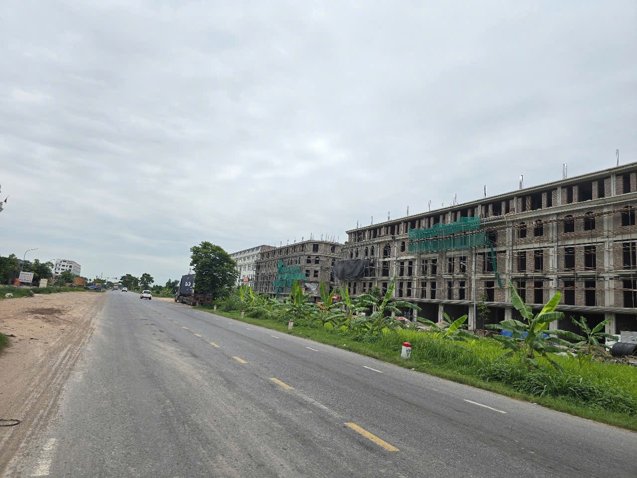 Bán nhà xây thô 4 tầng dãy LK7. Diện tích đất 90m. Dự án đông đô việt đoàn. Mặt đường 287. Xã liên bão. Tỉnh bắc ninh