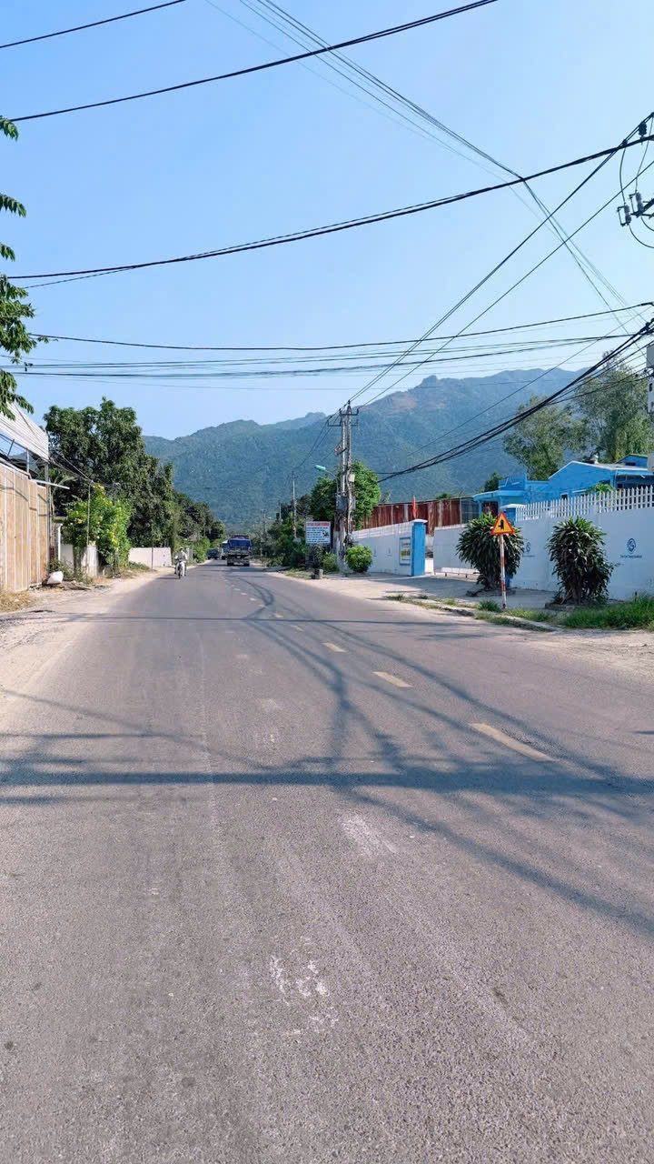 Lô đất mặt tiền TỈNH LỘ 3 ngay Trung Tâm Xã Phước Đồng, Cách Chợ, Uỷ Ban Chỉ 1,2km
📍 Vị trí đẹp, hiếm có, đầy đủ các tiện ích, mua đầu tư hoặc kinh doanh mở xưởng đều thuận lợi
- Diện tích: 1928,9m² (có 200m thổ) - ngang 19,54m
- Đường Tỉnh Lộ 3 rộng 1