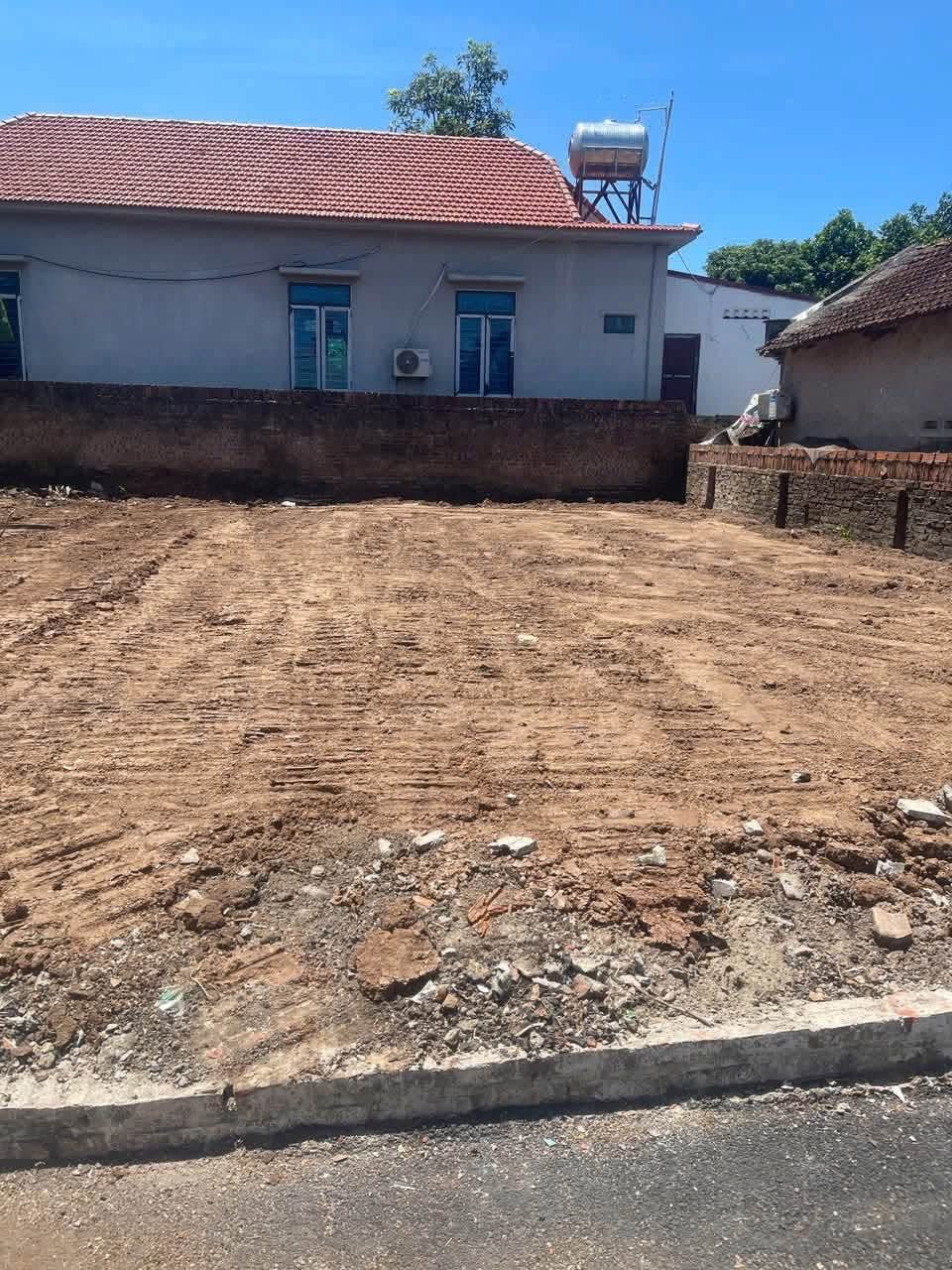 Bán gấp lô đất đẹp Nhật Tân, Vĩnh Tường DT90m2 MT 5,6m nở hậu đẹp. Full thổ cư giá 1,9 tỷ 0988296228