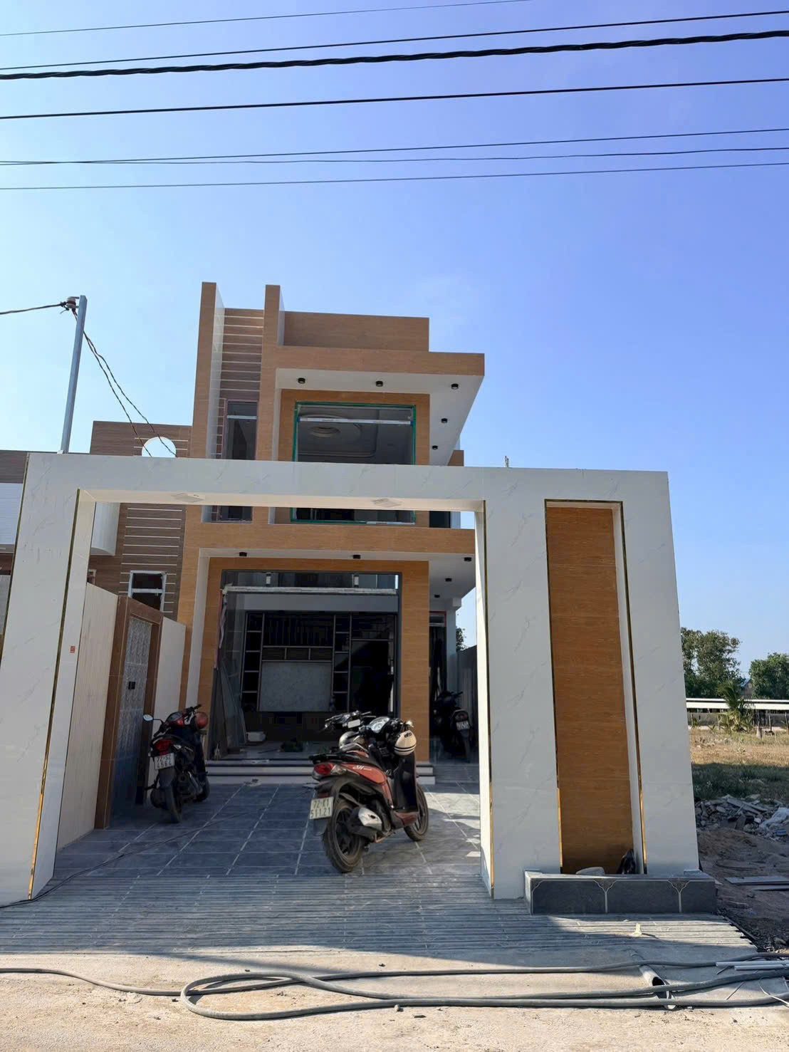 XÁCH VALI VÀO Ở LUÔN ANH CHỊ Ạ-NHÀ 1 TRỆT 1 LẦU GIÁ CHỈ 1TY3, MỚI 100%