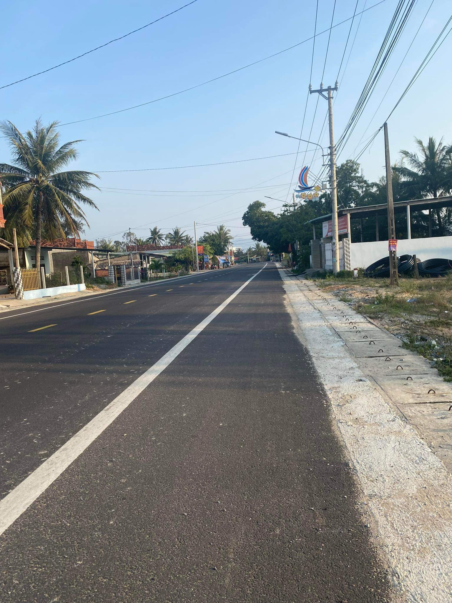Mặt tiền đường 639 ( Võ Nguyên Giáp) thuộc Tam Quan Nam.
Kết nối bến cảng với các tỉnh lân cận.