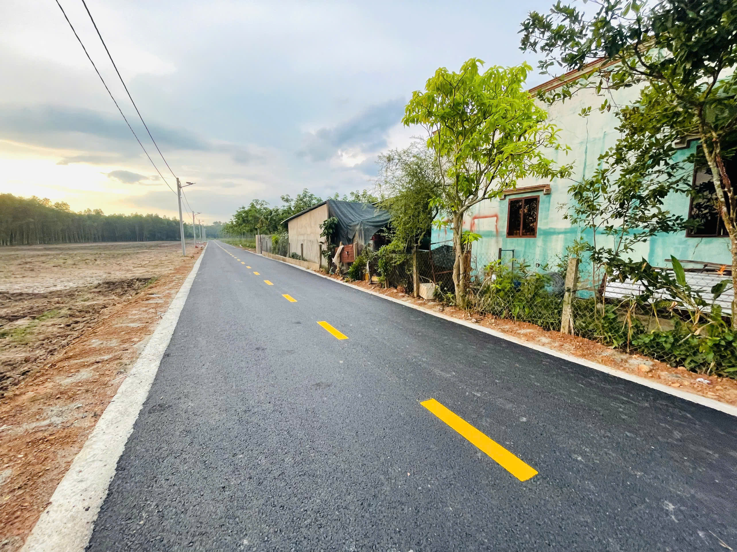 Bán Đất diện tích 450m2, 200m thổ cư, giá chỉ hơn 500 triệu bao sổ pháp lý, đầy đủ các tiện ích. Mặt Tiền Đường Kinh Doanh, liên huyện, nằm ngay trung tâm