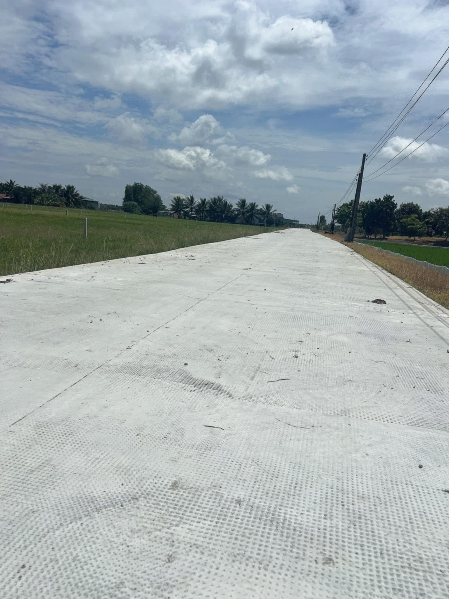 chủ gửi lô đất full thổ 5x39 mặt tiền đường bê tông , đường chồi mồi xã mỹ quý đông nay là xã mỹ quý tỉnh tây ninh giá chỉ 310 triệu đồng cho nguyên lô thích hợp đầu tư xây nhà cho a chị tài chính công nhân liên hệ xem đất và thương lượng chính chủ