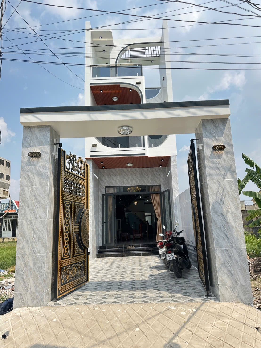 Bán nhà ngay chợ Mỹ Hạnh Nam, 3 phòng ngủ, SHR hoàn công