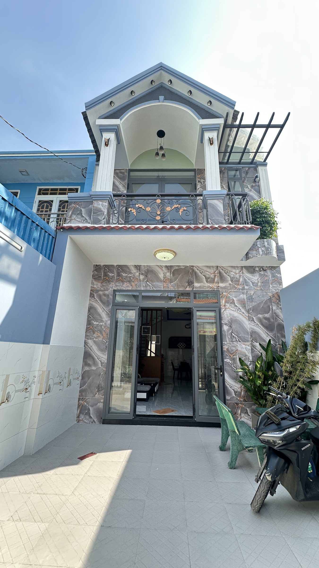 Nhà đẹp mới xây giá cực rẻ, 1 trệt 1 lầu 3 phòng ngủ giá 2 tỷ 570 tr, sổ hồng hoàn công