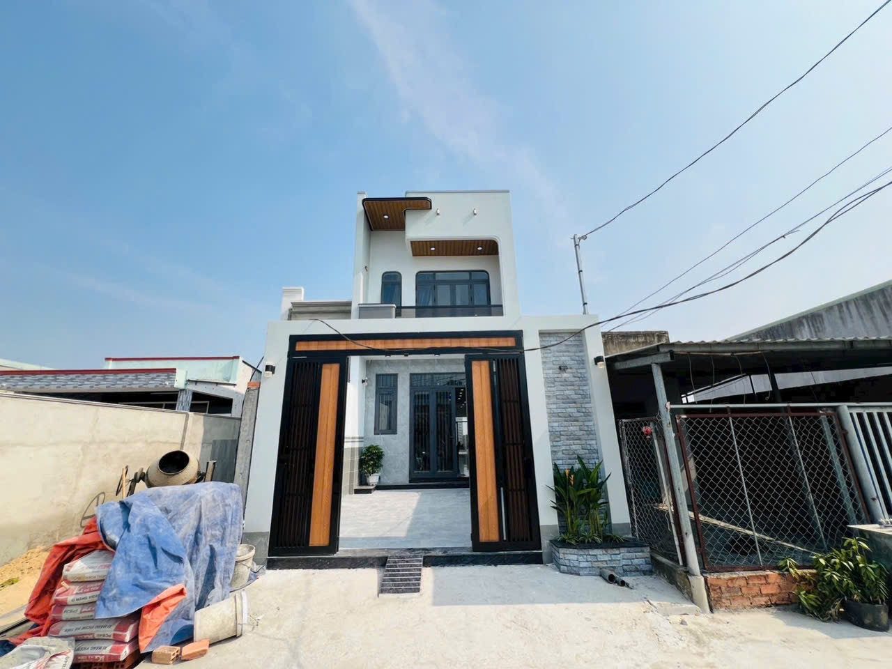 Bán nhà gần ngã 3 Mỹ Hạnh, 1 trệt, 1 lầu gần KCN Hoàng Gia | DT 5x32m có sân vườn phía sau rộng