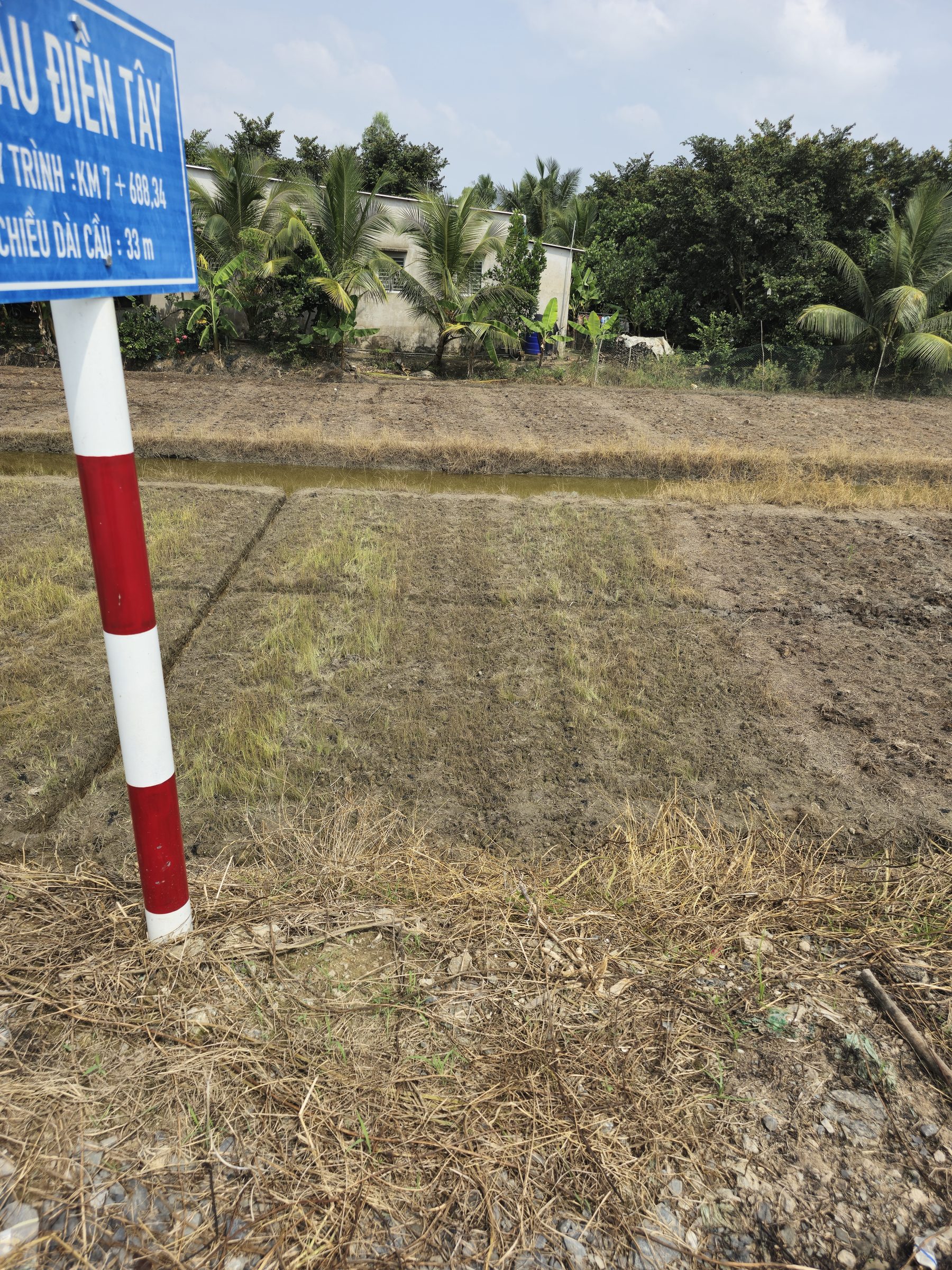 Bán đất hơn 3 công, sát chợ giao thông, khu công nghiệp tiện mua bán, làm nhà trọ