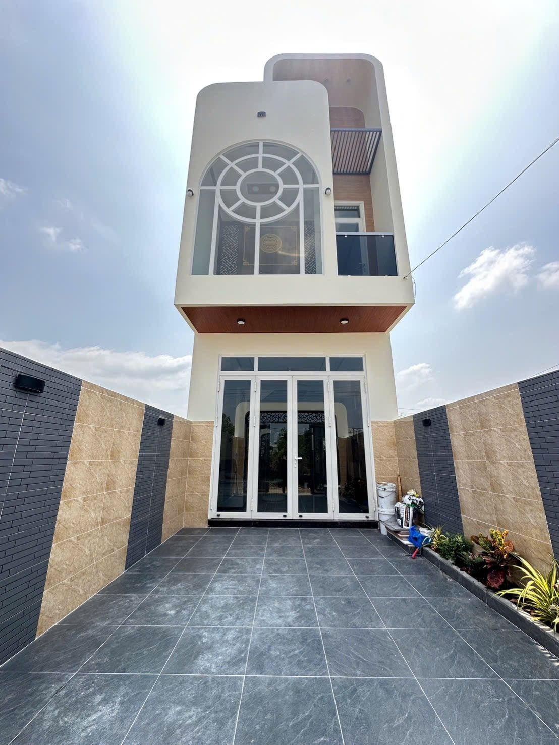 Nhà mới tinh – thiết kế hiện đại, có sân xe hơi rộng rãi, dọn vào ở ngay!