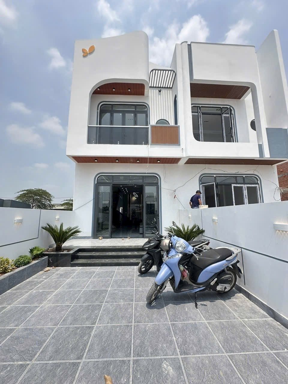 Bán nhà gần chợ Đình, nhà 2 mặt tiền đường, nhà mới, đẹp, có nội thất, SHR