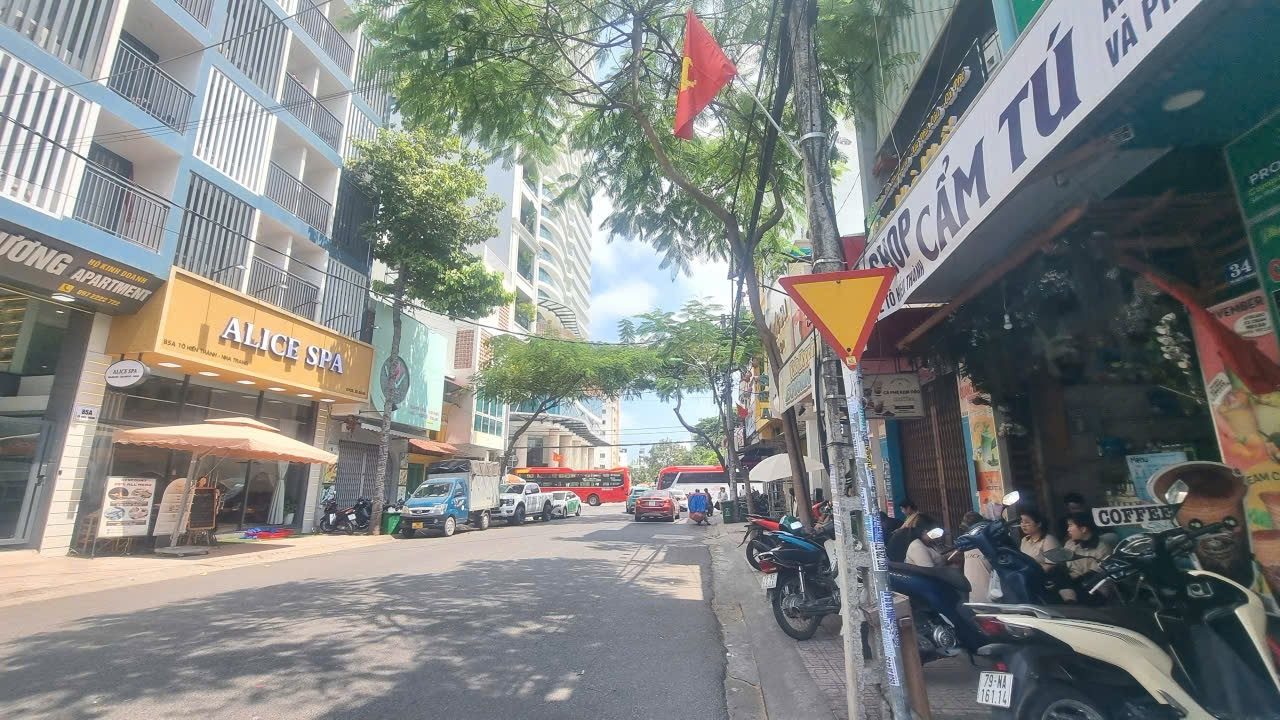 BÁN NHÀ MẶT TIỀN TÔ HIẾN THÀNH – TRUNG TÂM TP. NHA TRANG
💥 Vị trí vàng – vừa ở vừa kinh doanh cực tốt!
📍 Nằm ngay mặt tiền đường Tô Hiến Thành, khu vực trung tâm sầm uất, lưu lượng người qua lại đông đúc – cực kỳ phù hợp mở shop, văn phòng, kinh doanh đ