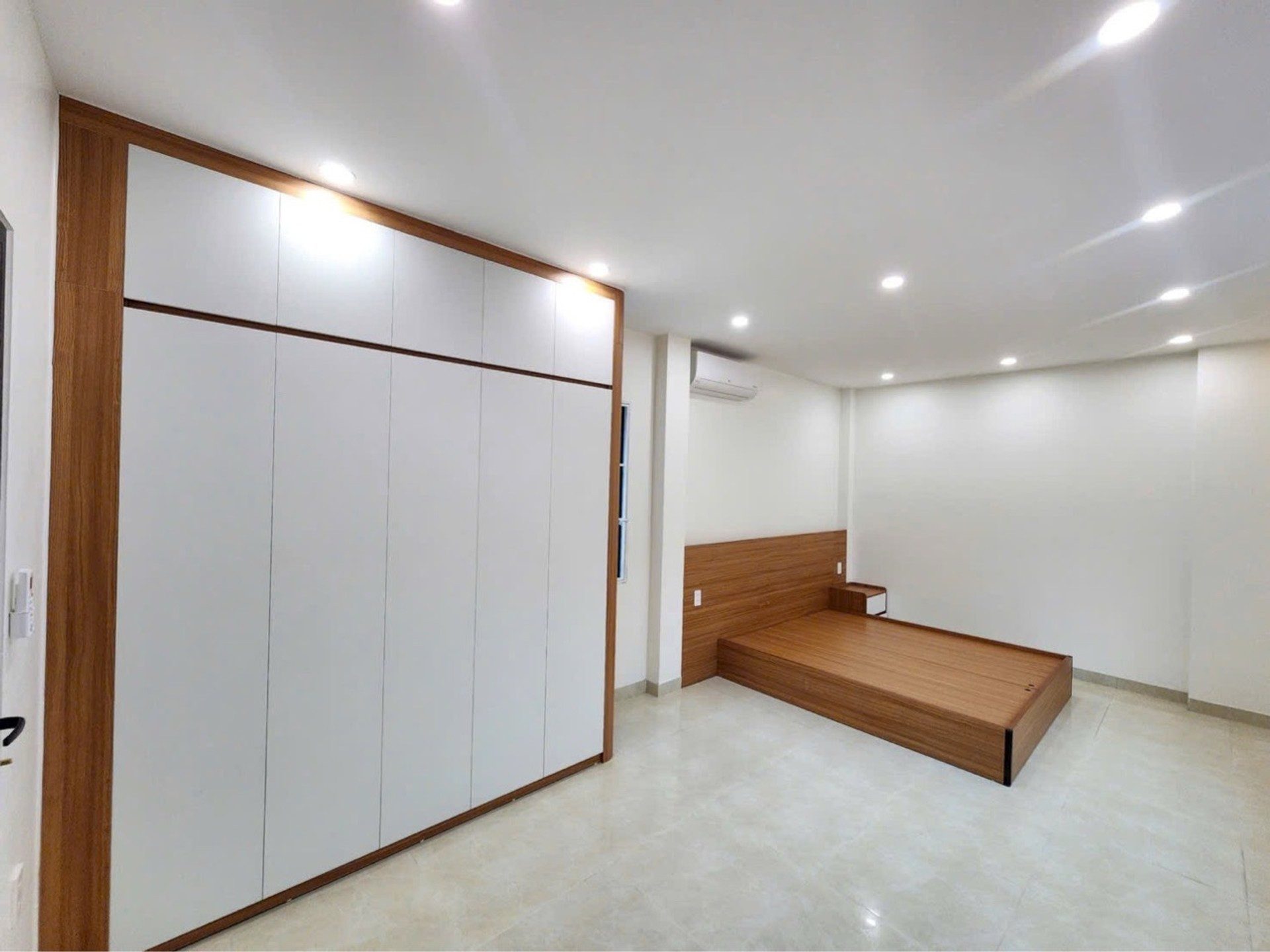 ✨ NHÀ MỚI XÂY XONG - TÔ HIỆU   3.75 TỶ ✨
🌟 VỊ TRÍ: Sau 1 nhà ngõ ô tô - Cách mặt đường Tô Hiệu 50m
🌟 NGÕ THÔNG - Thoáng trước sau 2m - Khu dân trí cao
📐 THÔNG TIN: 
Diện tích: 44m2 thực tế - MT 4m x 11m
Kết cấu: 4 TẦNG KHUNG CỘT MỚI TINH
Công năng: 